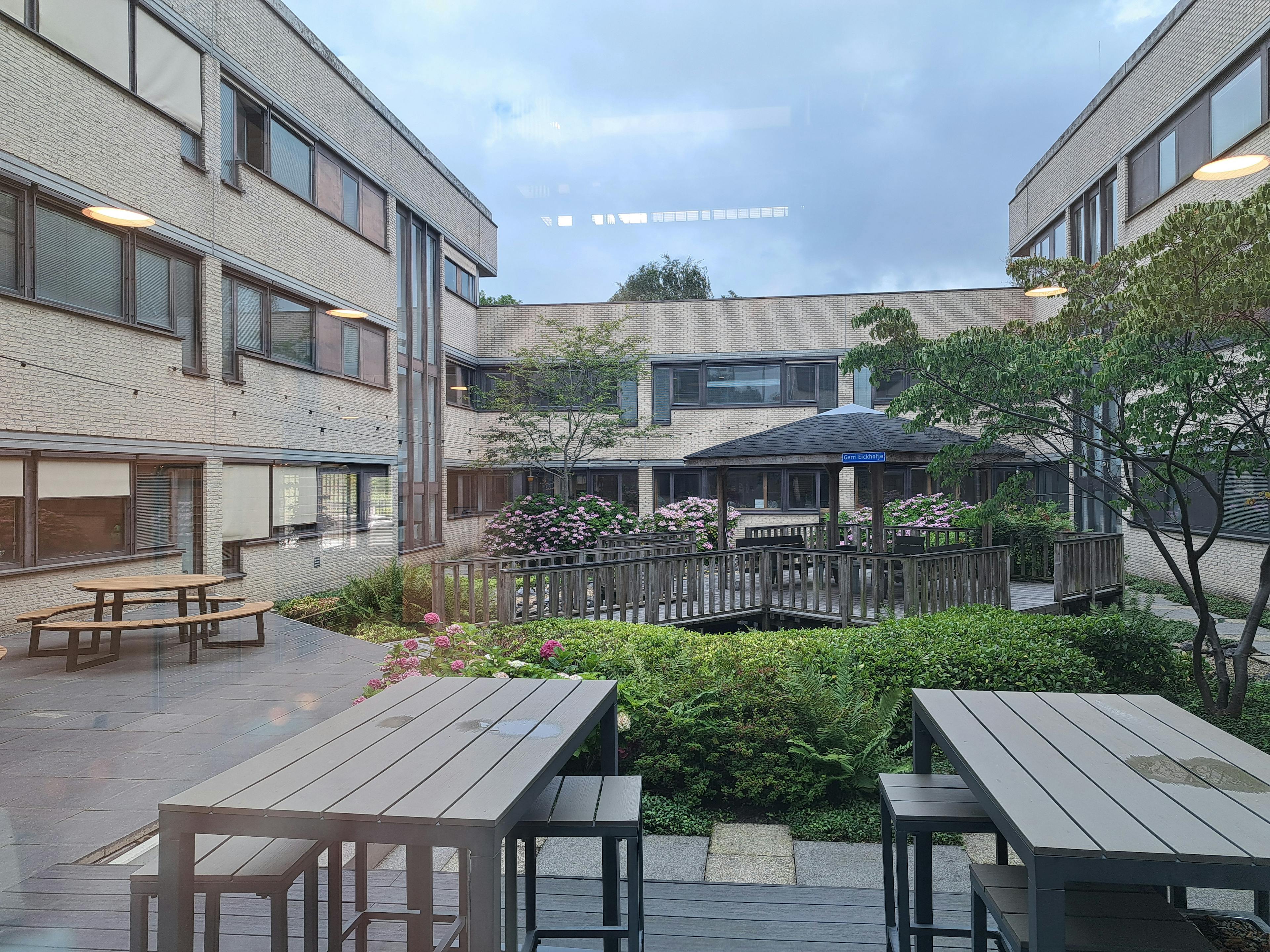 Binnentuin bij het kantoor van Centraal Register Techniek.