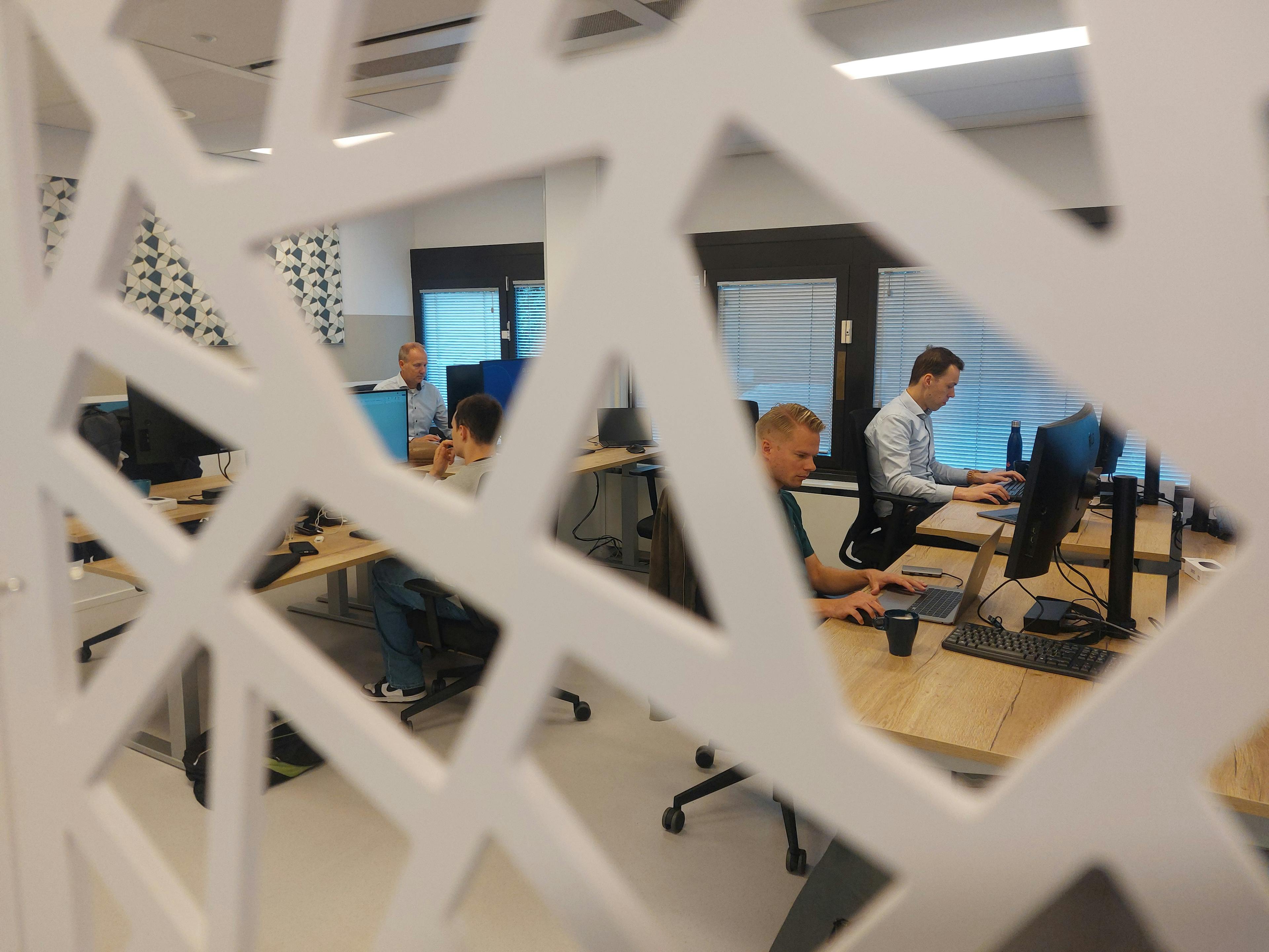 IT werkplekken binnen het kantoor van Centraal Register Techniek.