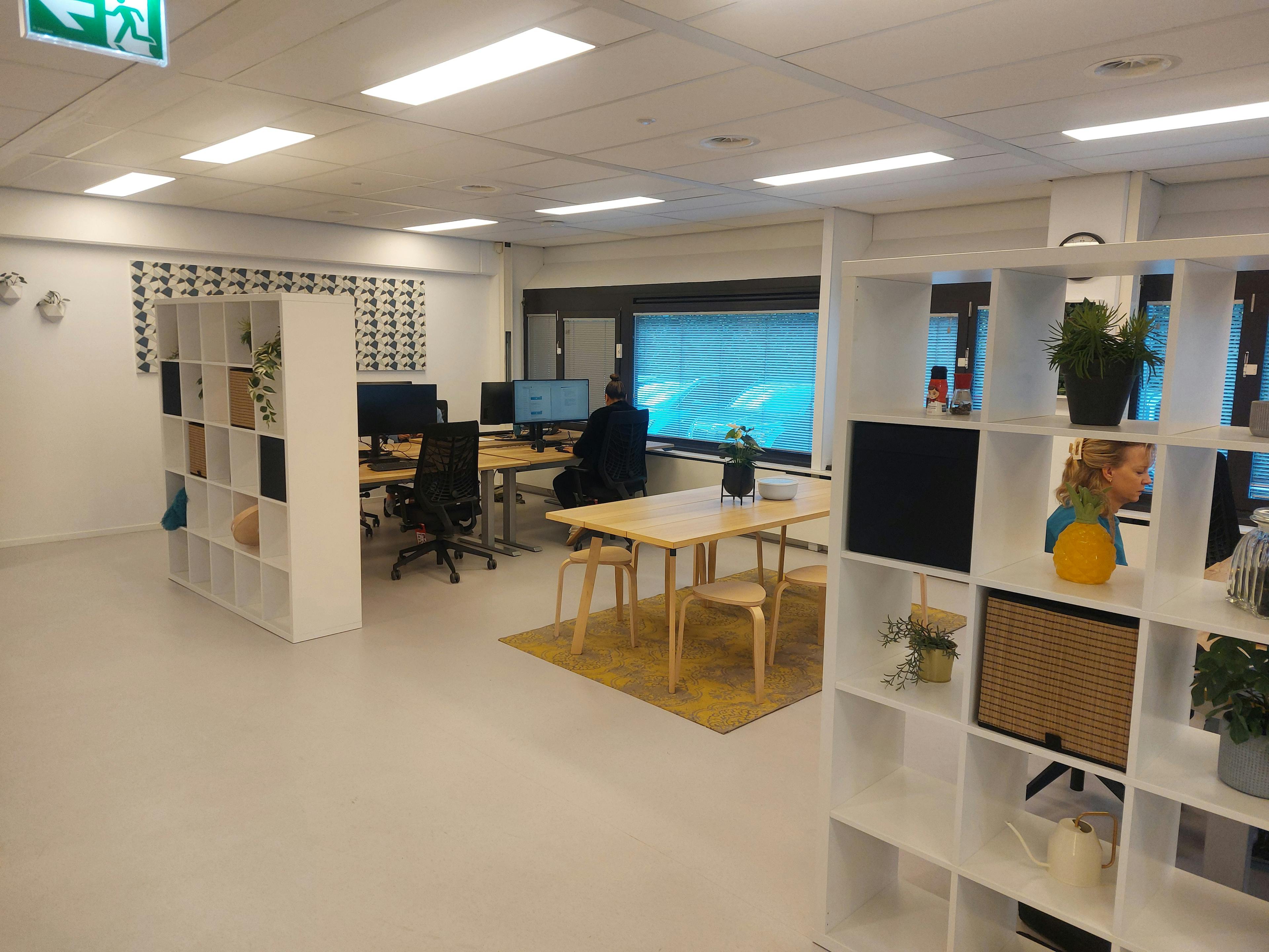 Kantoortuin binnen het kantoor van Centraal Register Techniek.