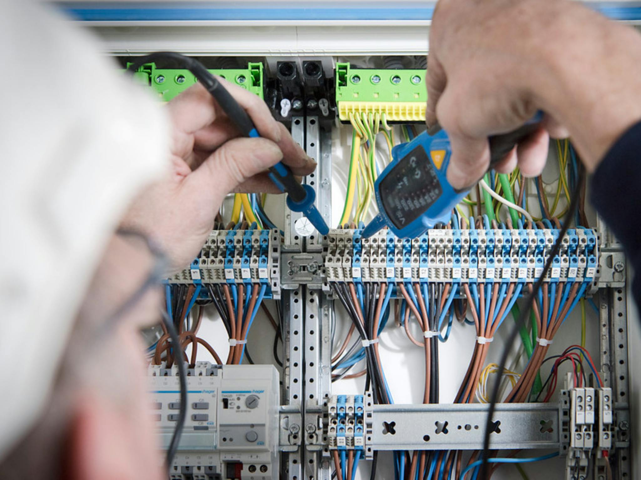 Check als controleur een kwalificatie van een vakmens in het Centraal Register Techniek.