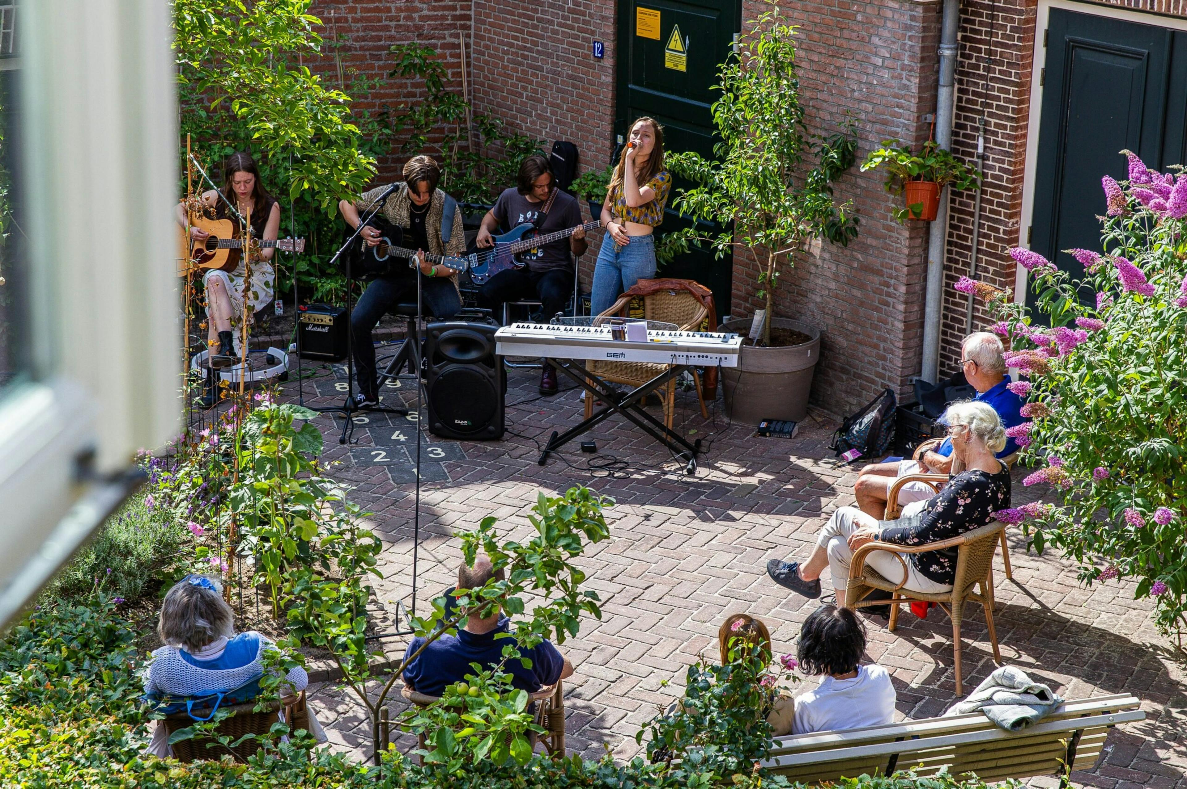 Muziek in achtertuin