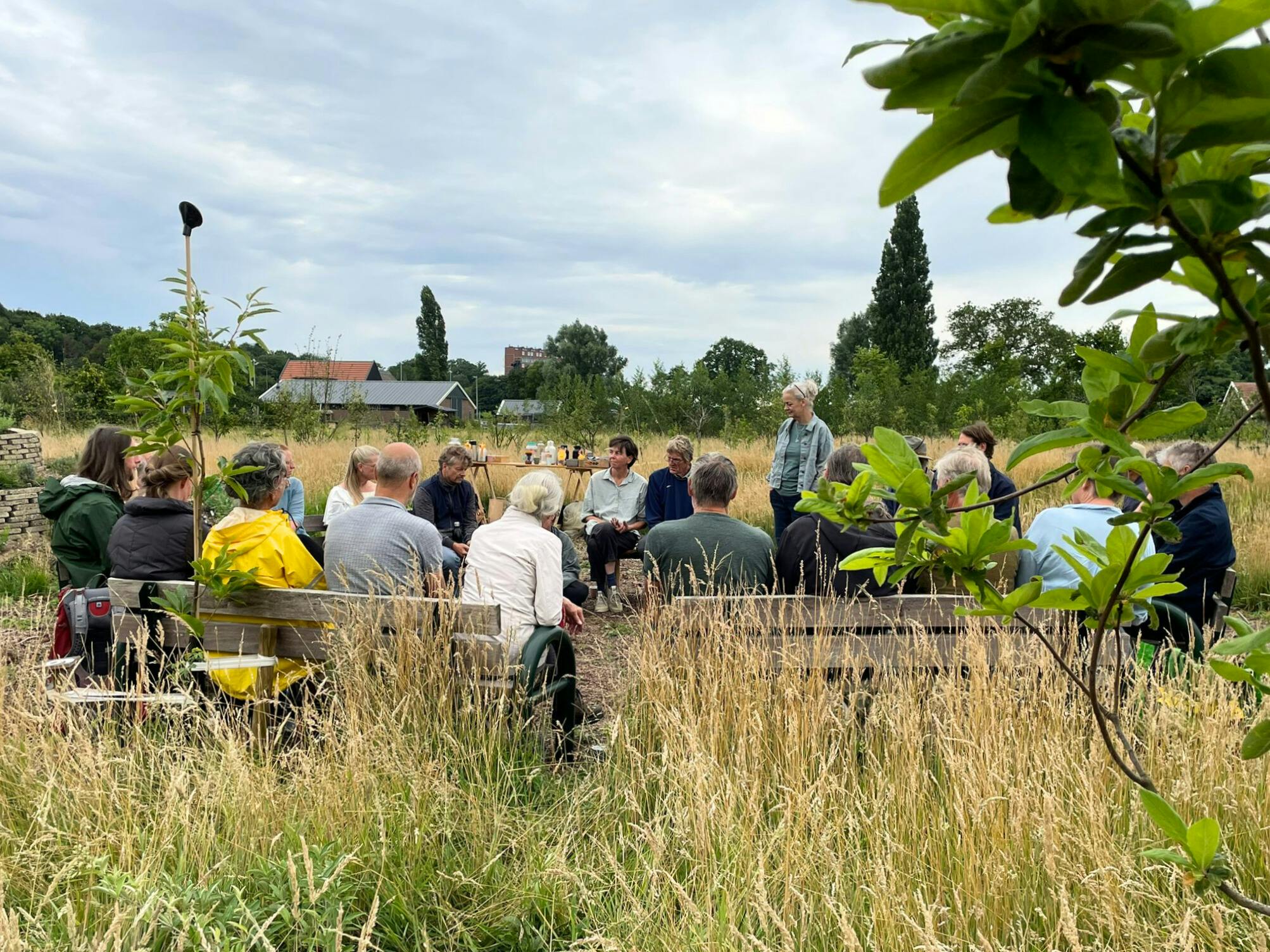 mensen zitten buiten