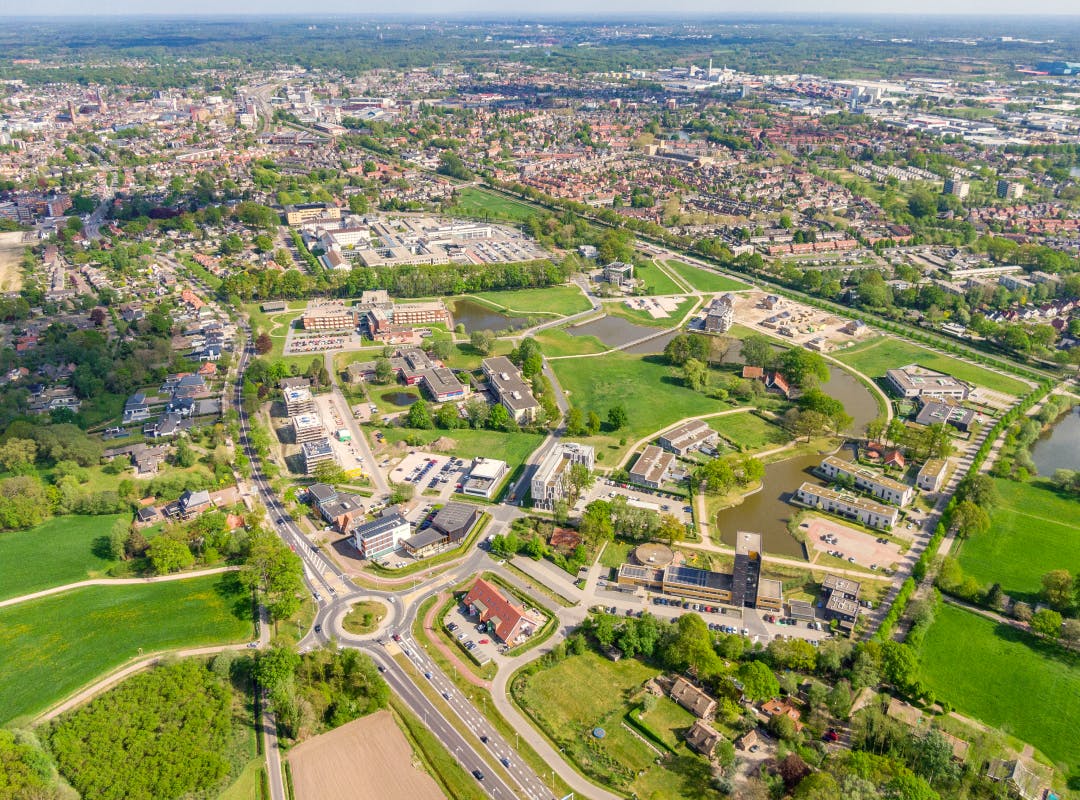 Foto van bovenaf met Hengelo.