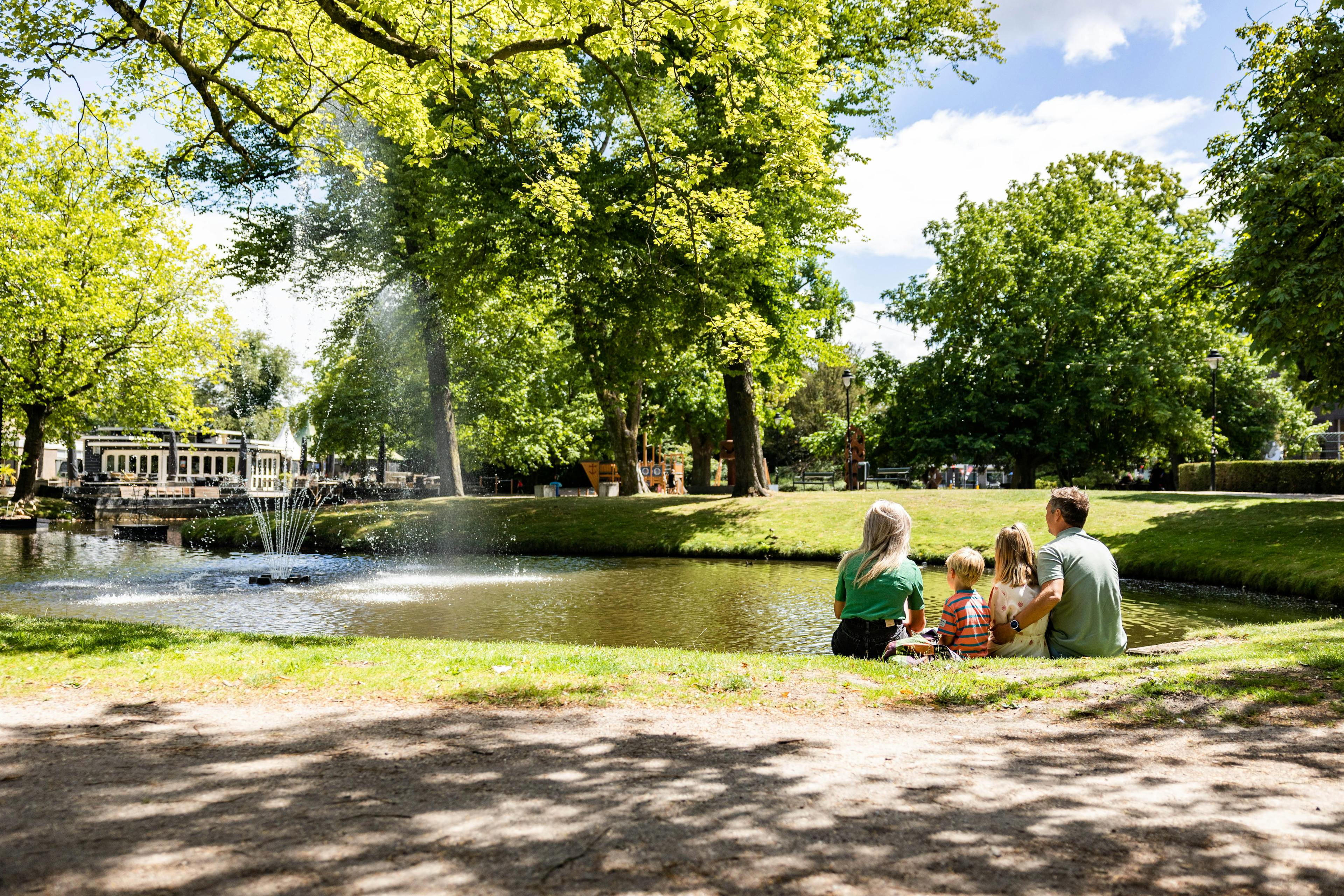 Gezin in het park in Hengelo.