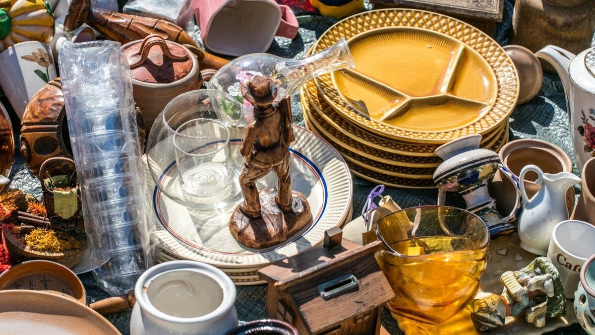 In een kringloopwinkel kun je een verscheidenheid aan tweedehands spullen vinden.