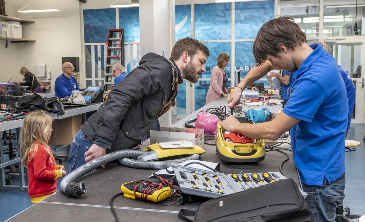 Repair Cafés zijn gratis toegankelijke bijeenkomsten die draaien om (samen) repareren.