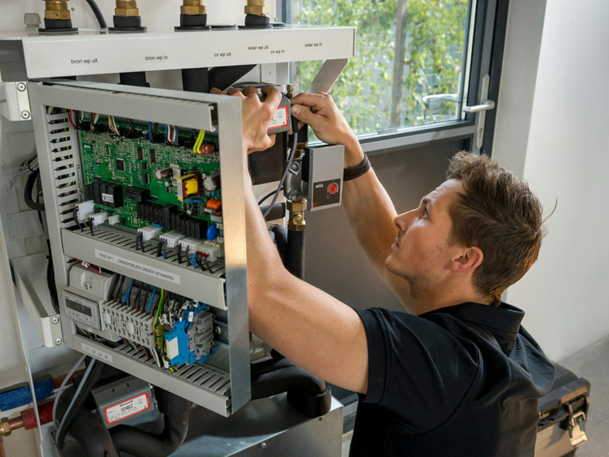 Vakmens aan het werk in de (installatie)techniek.
