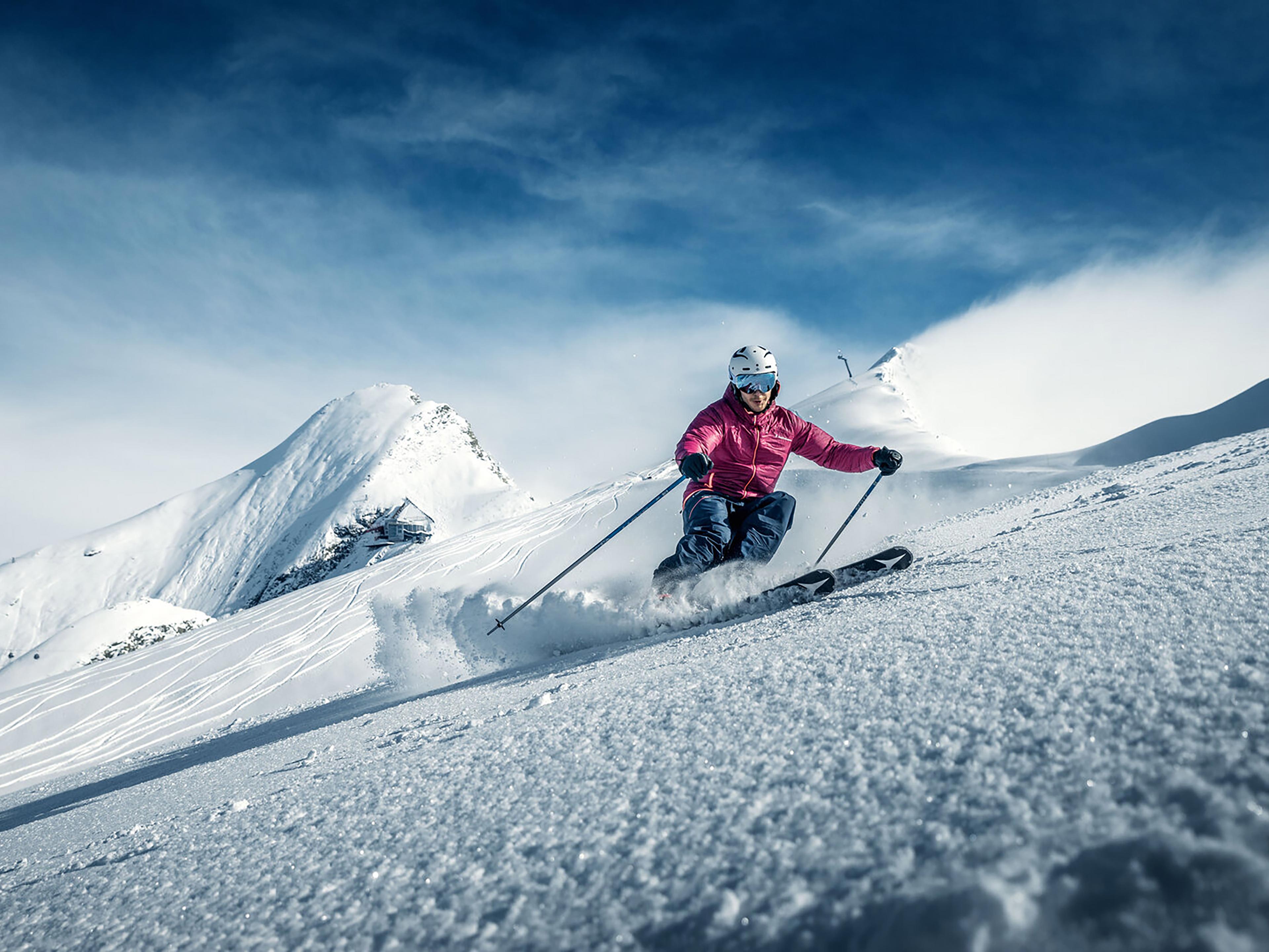 Enjoy skiing on perfectly prepared pists on the glacier Kitzsteinhorn in Zell am See and Kaprun
