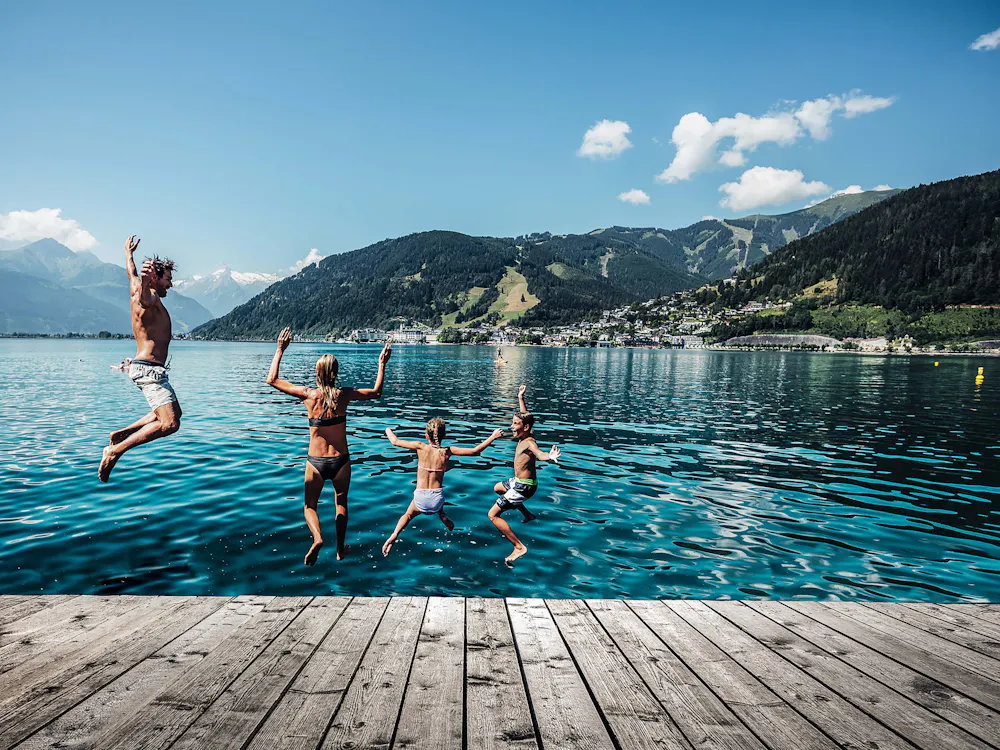 The best thing to do after a hot summer hike? Spring into the clear water in lake Zell in Zell am See and Kaprun. Gain free entry to all lidos with the zell am see- kaprun summer card
