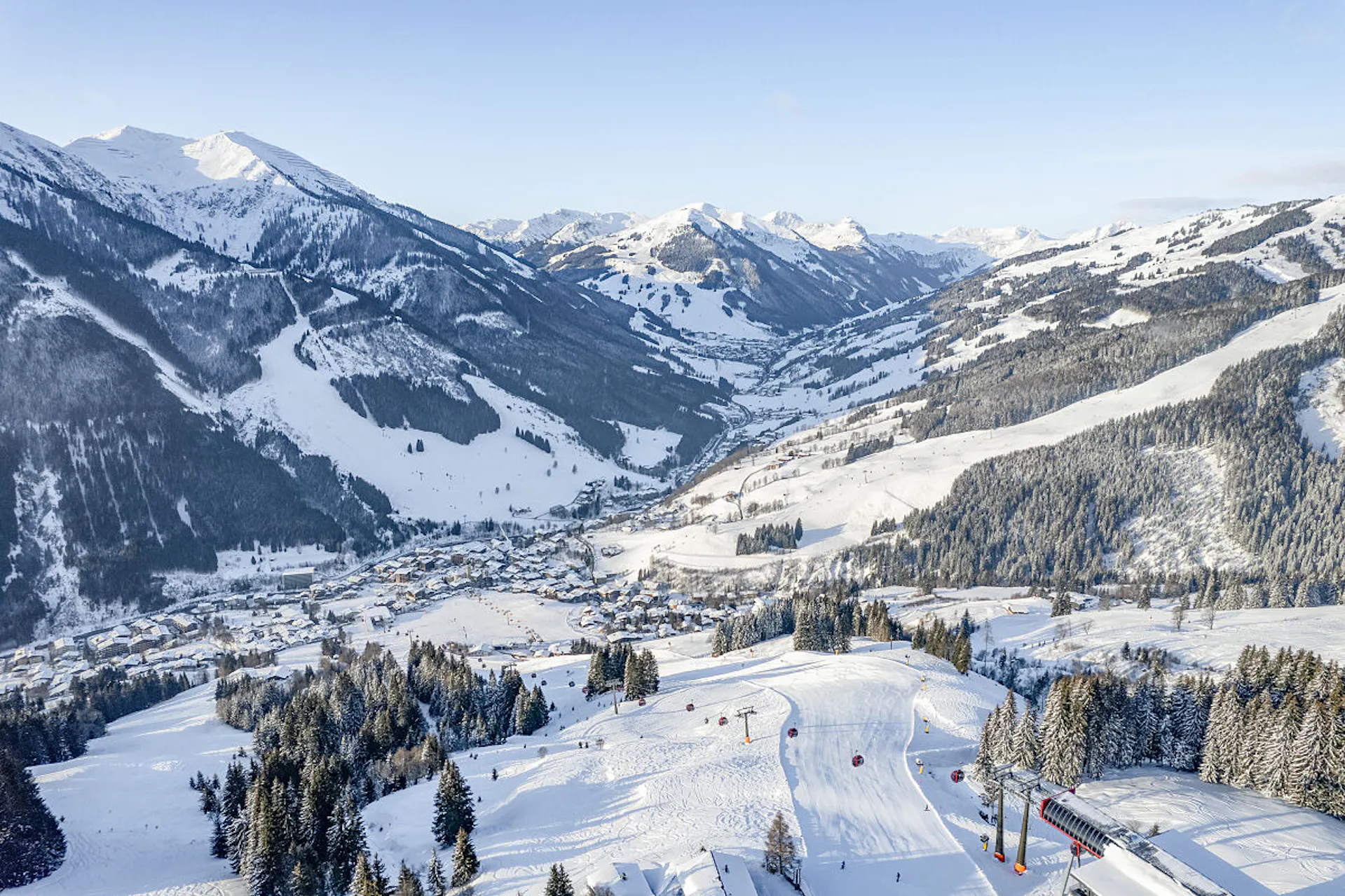 Saalbach valley in winter, perfect for ski holiday, we rent apartments