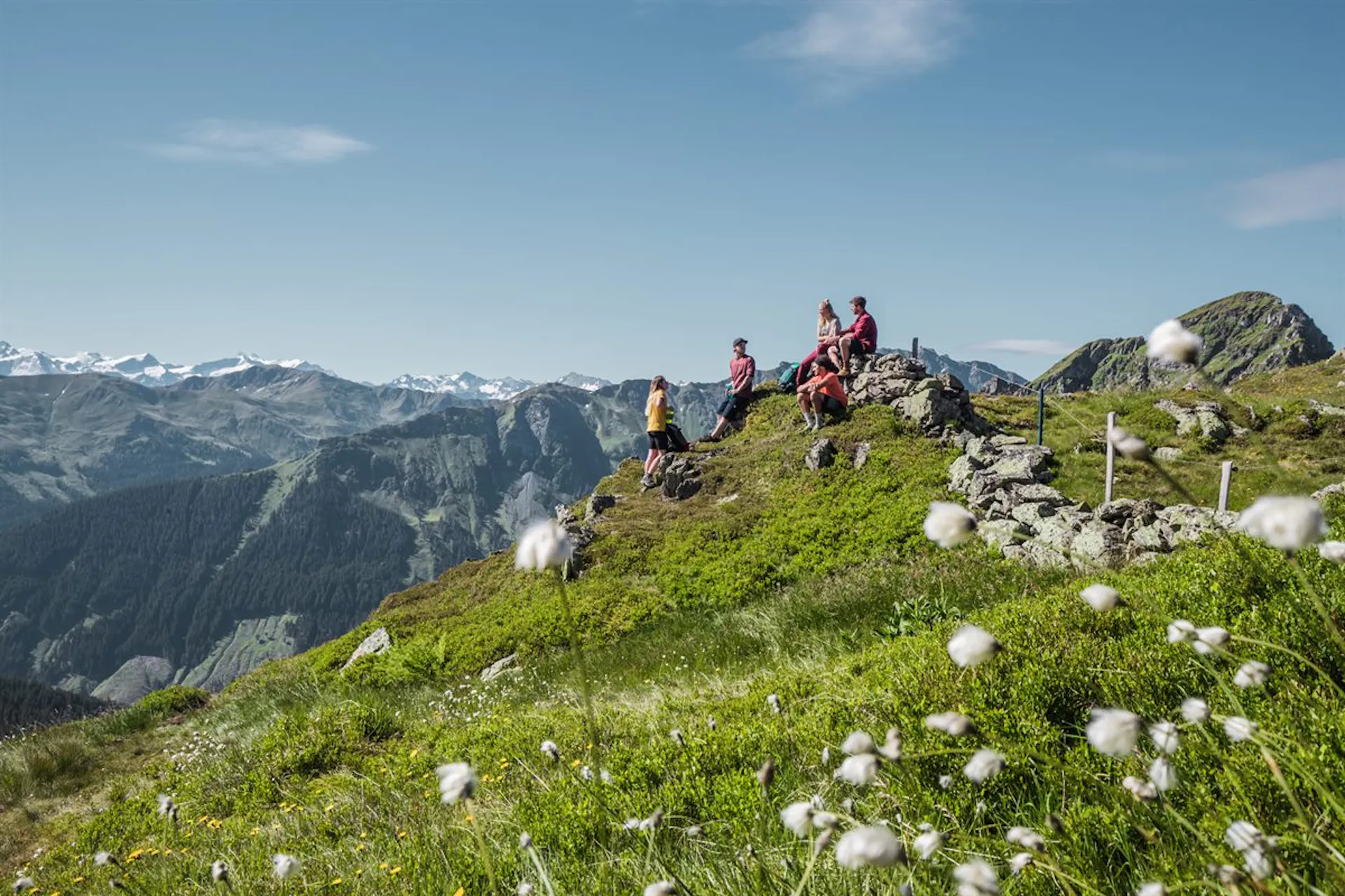 A group of friends hking in Saalbach in summer
