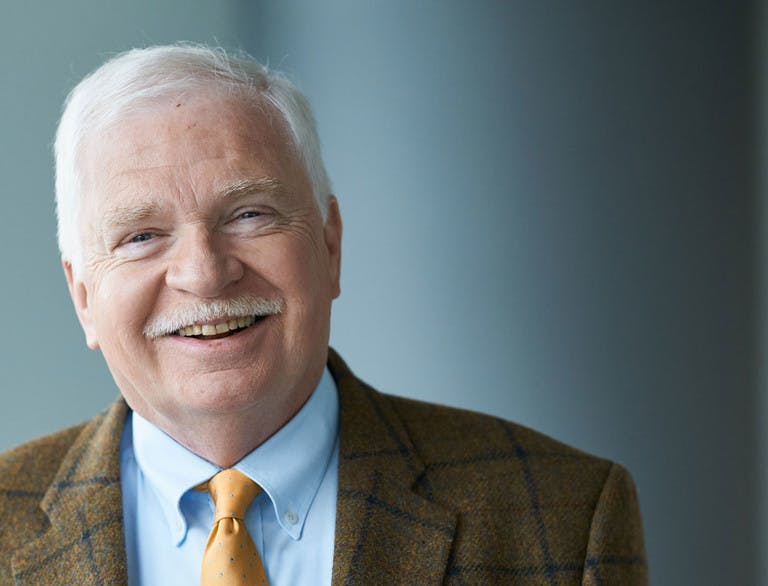 Das Bild zeigt Alexander Panitzki aufrecht stehend
