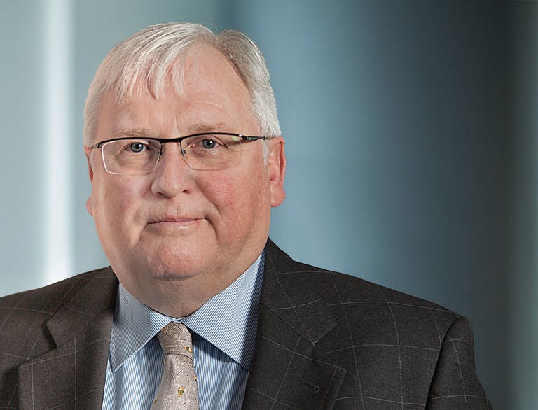 Das Bild zeigt Dr. Hans-Dieter Rüter aufrecht stehend
