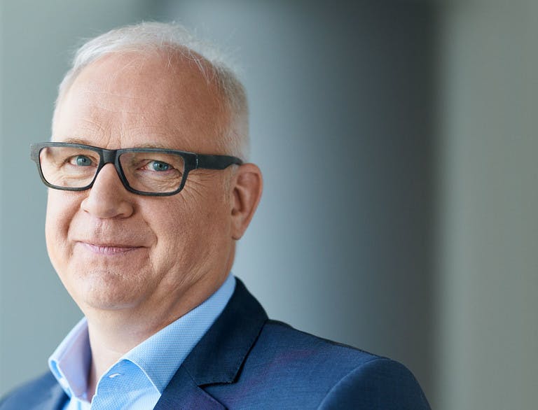 Das Bild zeigt Ingo Busse aufrecht stehend