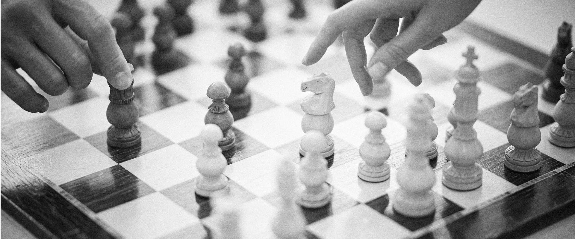 Bild zu den Leistungen Familienrecht, Hände beim Schachspiel