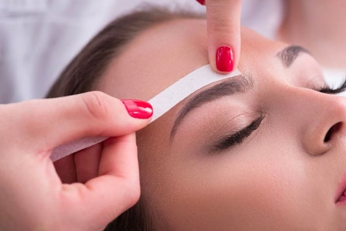 Épilation des sourcils à la cire