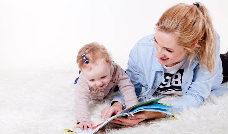 Une babysitter fait la lecture à un enfant