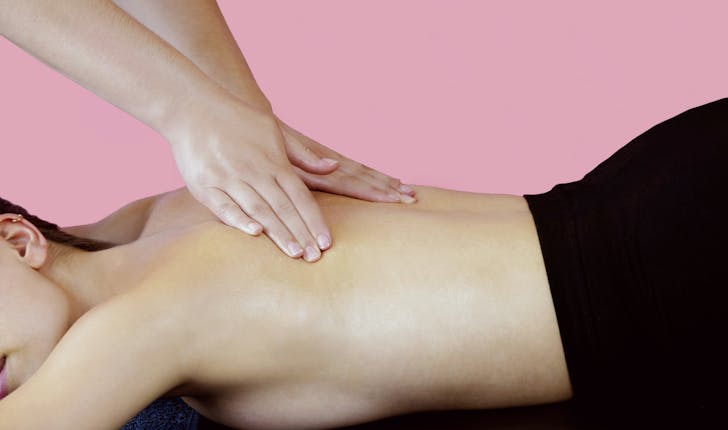 Massage du dos à domicile fait par un masseur professionnel