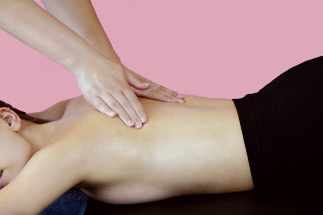 Massage du dos à domicile fait par un masseur professionnel