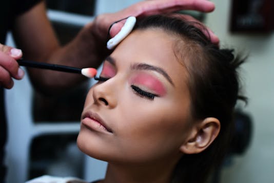 what is a mobile makeup artist