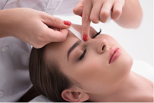 eyebrow wax with a mobile beauty therapist 