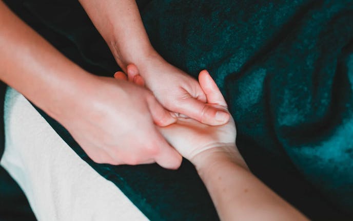 Massage des mains par un praticien