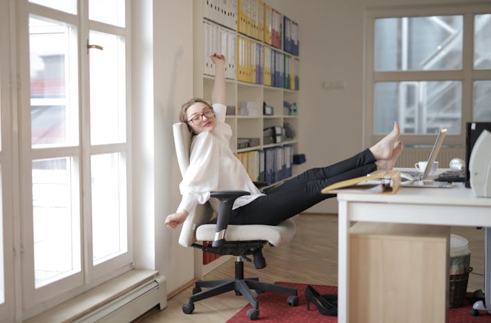 happy woman at the office- office cleaning services near me 