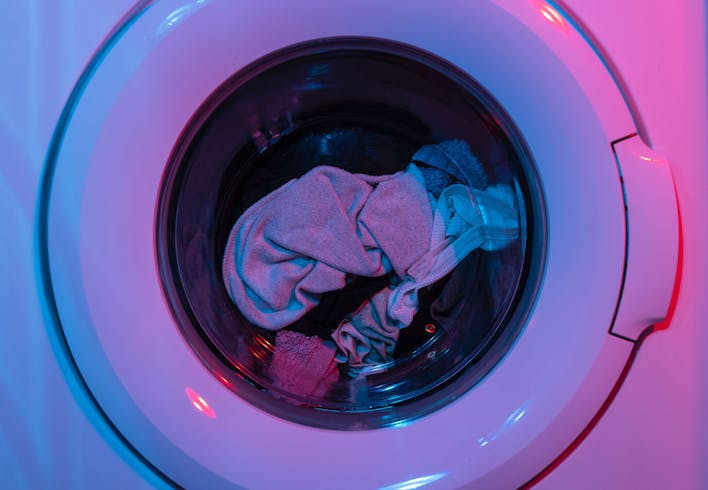 Pink and purple washing machine - How to use baking soda for whitening clothes ?