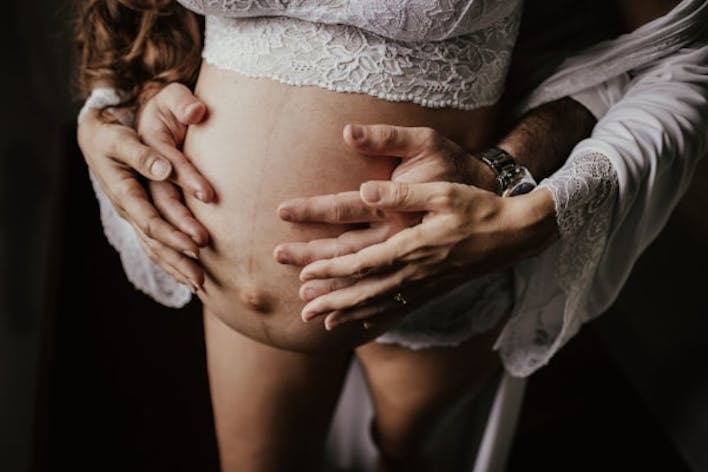 mains sur ventre femme enceinte
