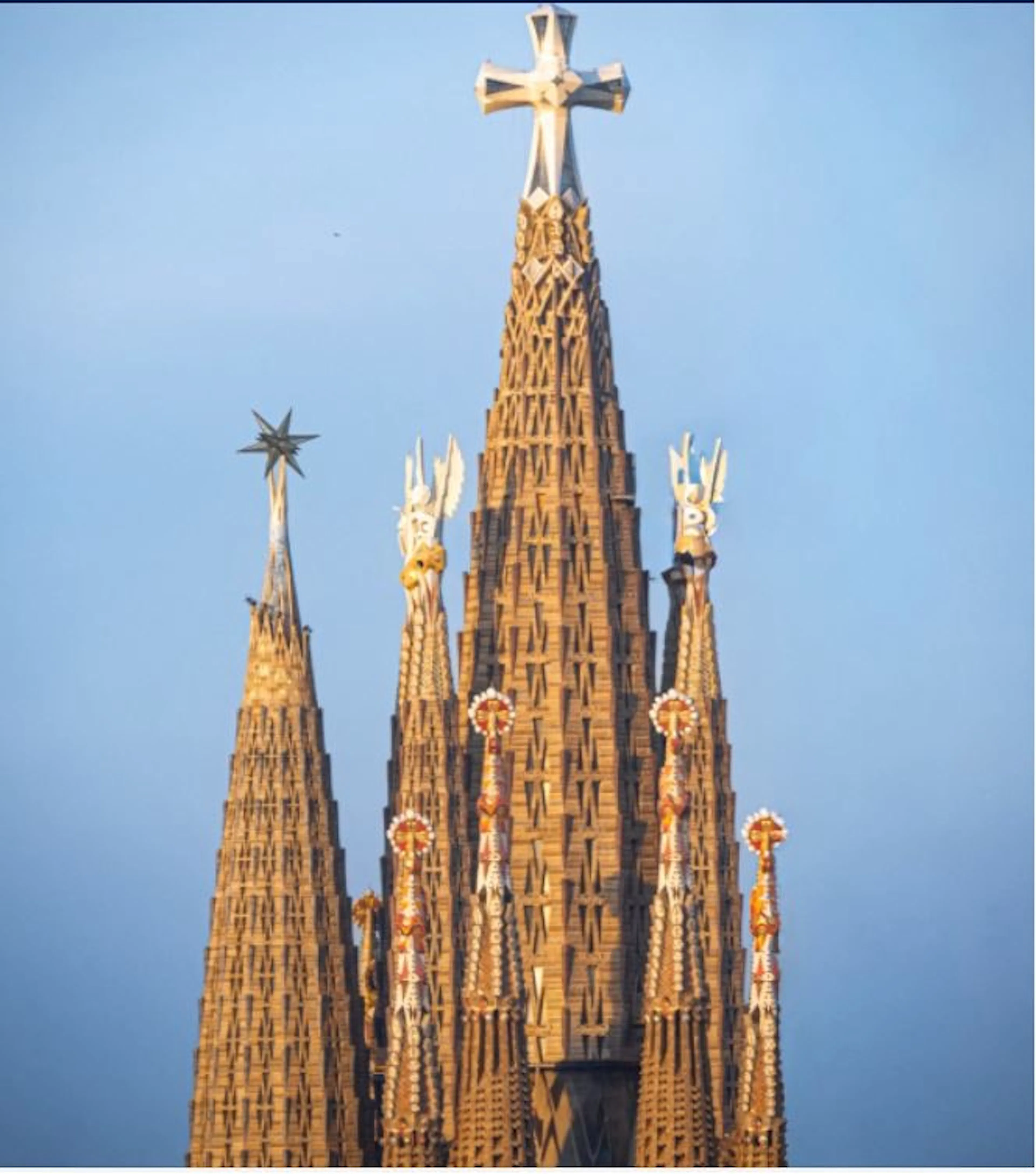 Las torres de la Sagrada Familia de Antoni Gaudí recortadas contra el cielo de Barcelona.