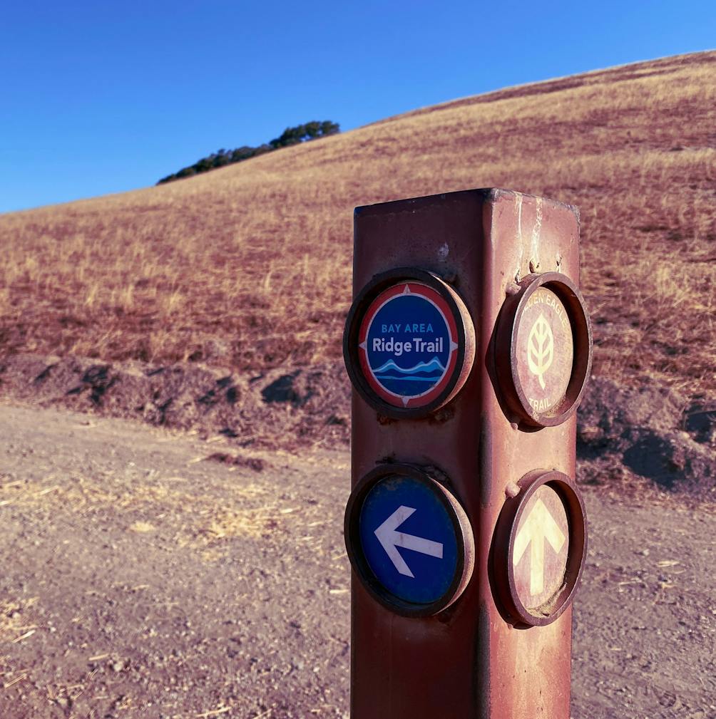Bay Area Ridge Trail sign pointing the way in Vargas Plateau East Bay 