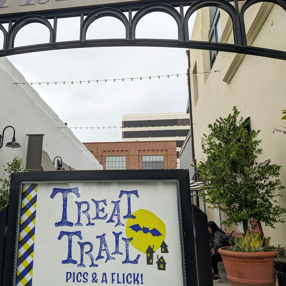 Treat Trail sign in Pasadena 