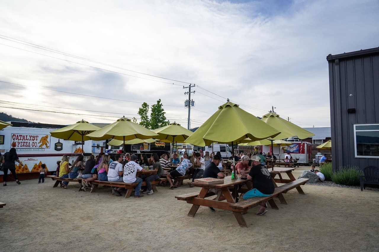 A lot of people sitting at picnic tables at Weekend Beer Company in Grants Pass Southern Oregon 