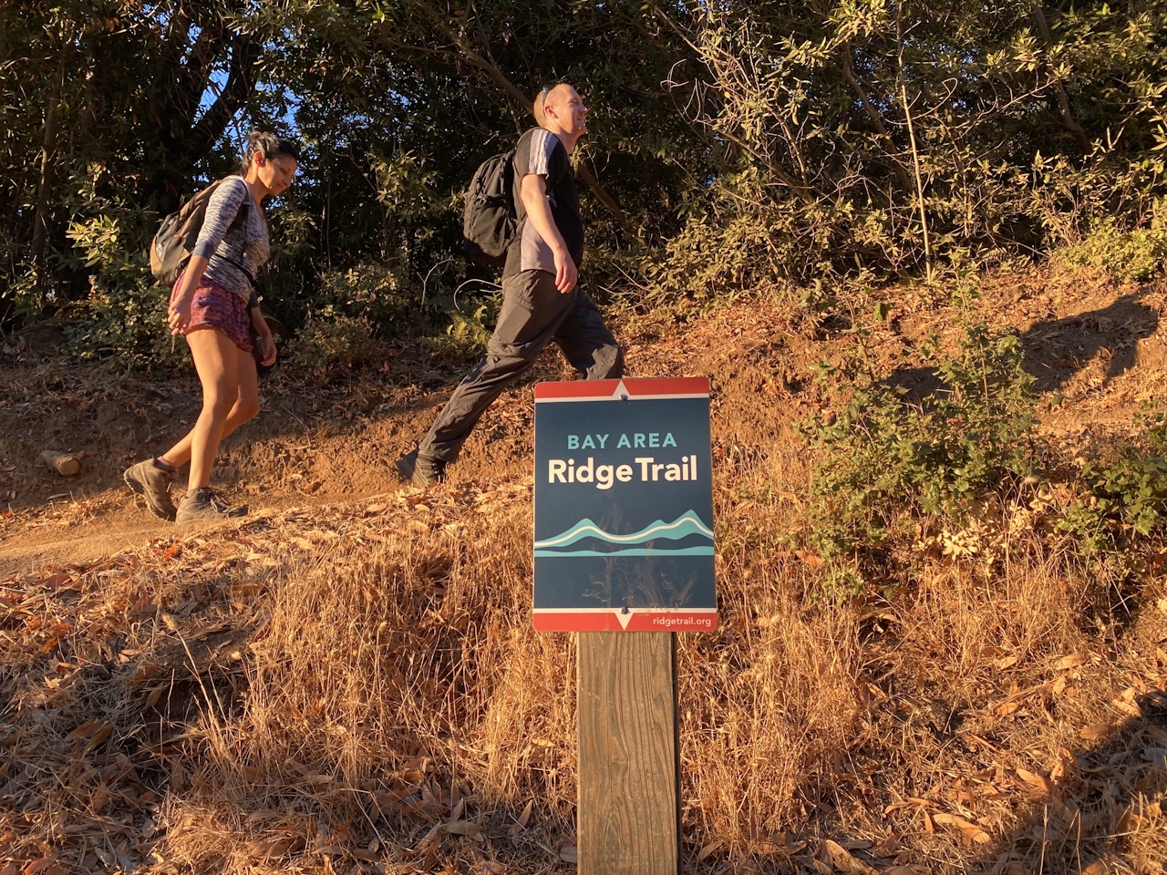 Two hikers heading up the Bay Area Ridge on the way up to the summit of Mount Umunhum 