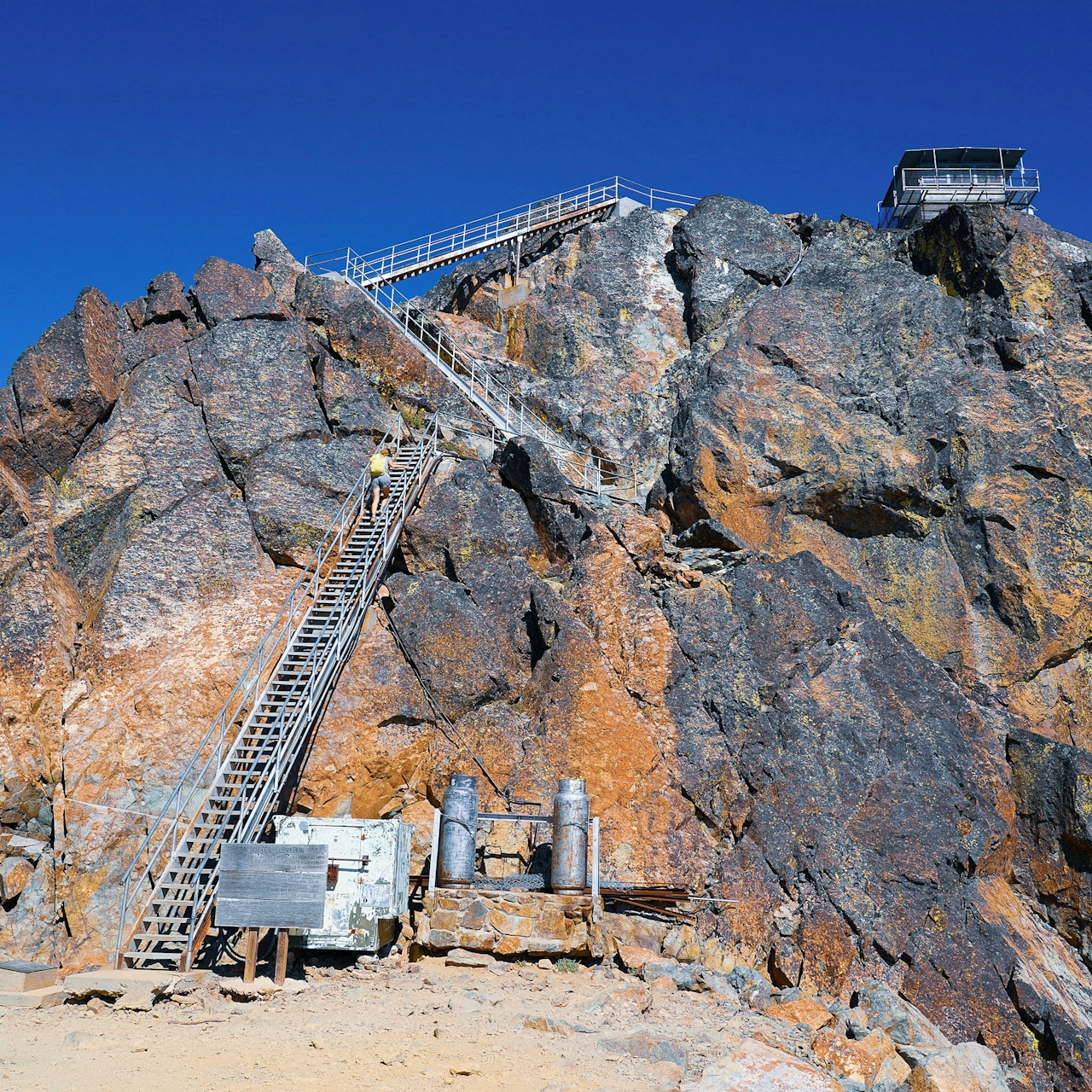 Hike to the Sierra Buttes Fire Lookout in the Lakes Basin 