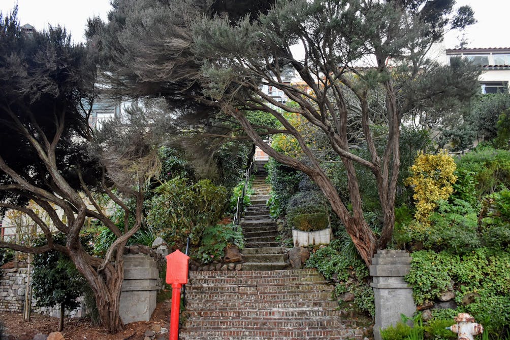 Baker Street steps steep and quiet