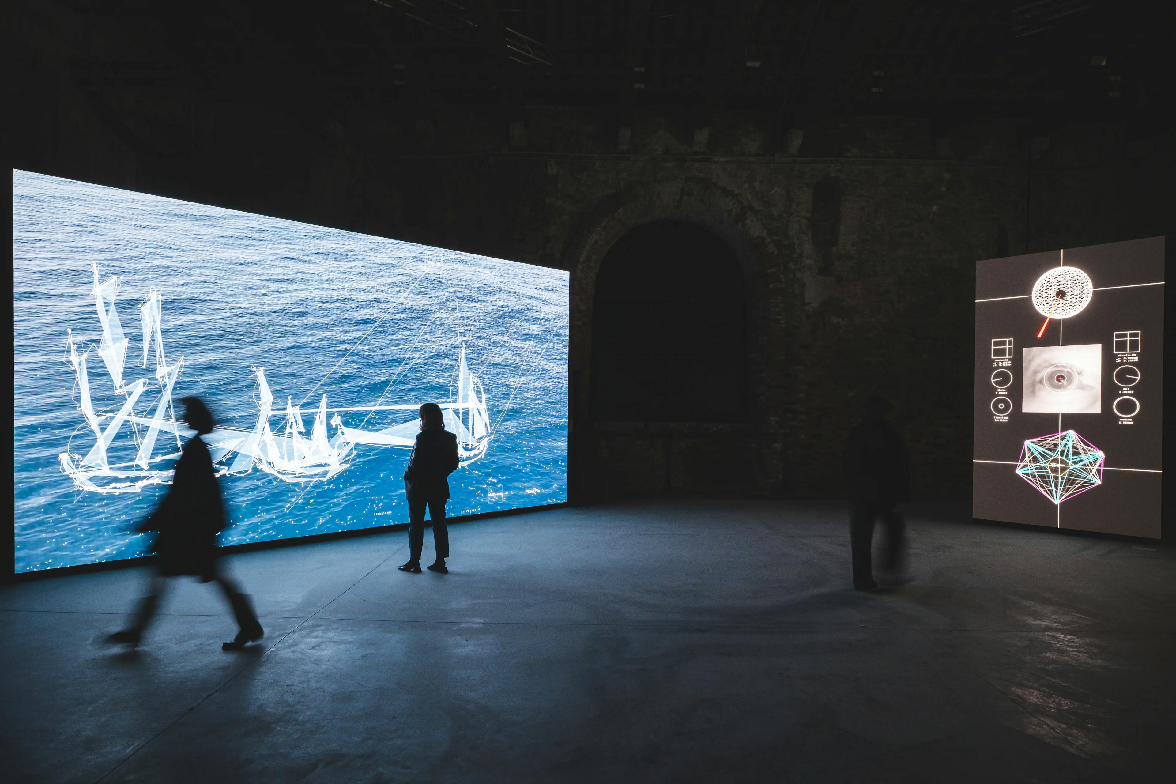 Visitatori in visita a una mostra d'arte contemporanea.