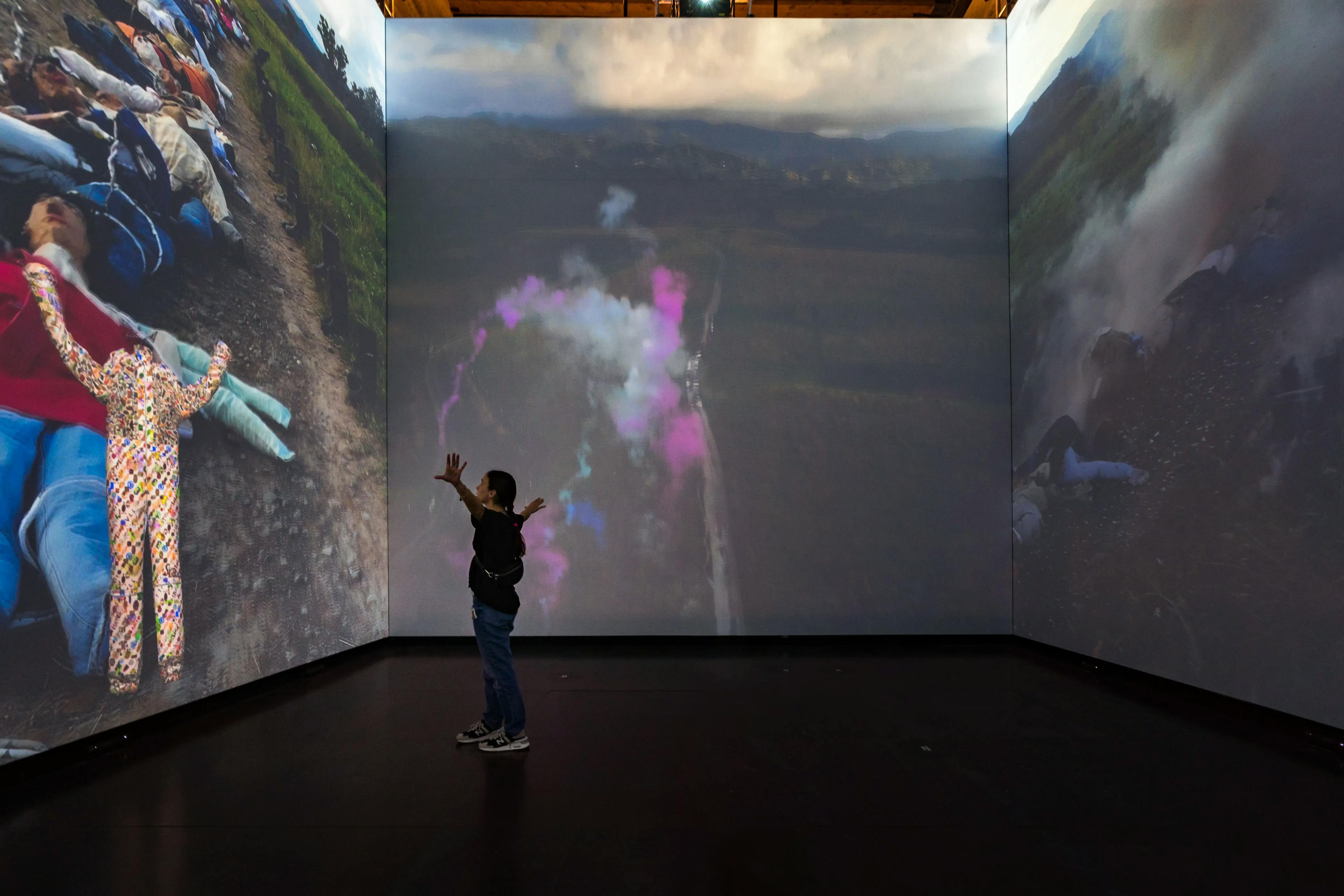 Ragazza interagisce con una installazione multimediale che replica i suoi movimenti corporei