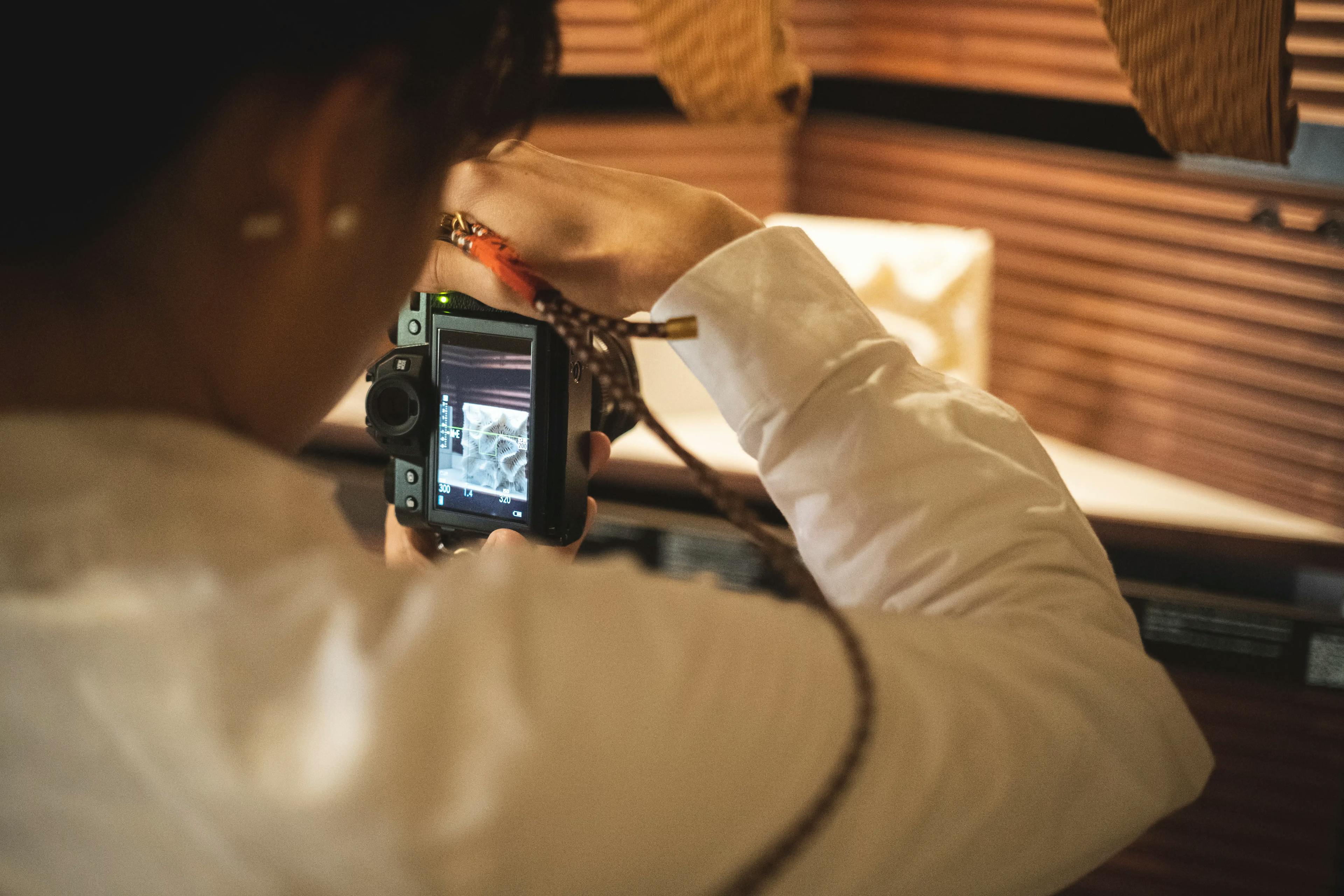 Ragazza fotografa un'opera in mostra