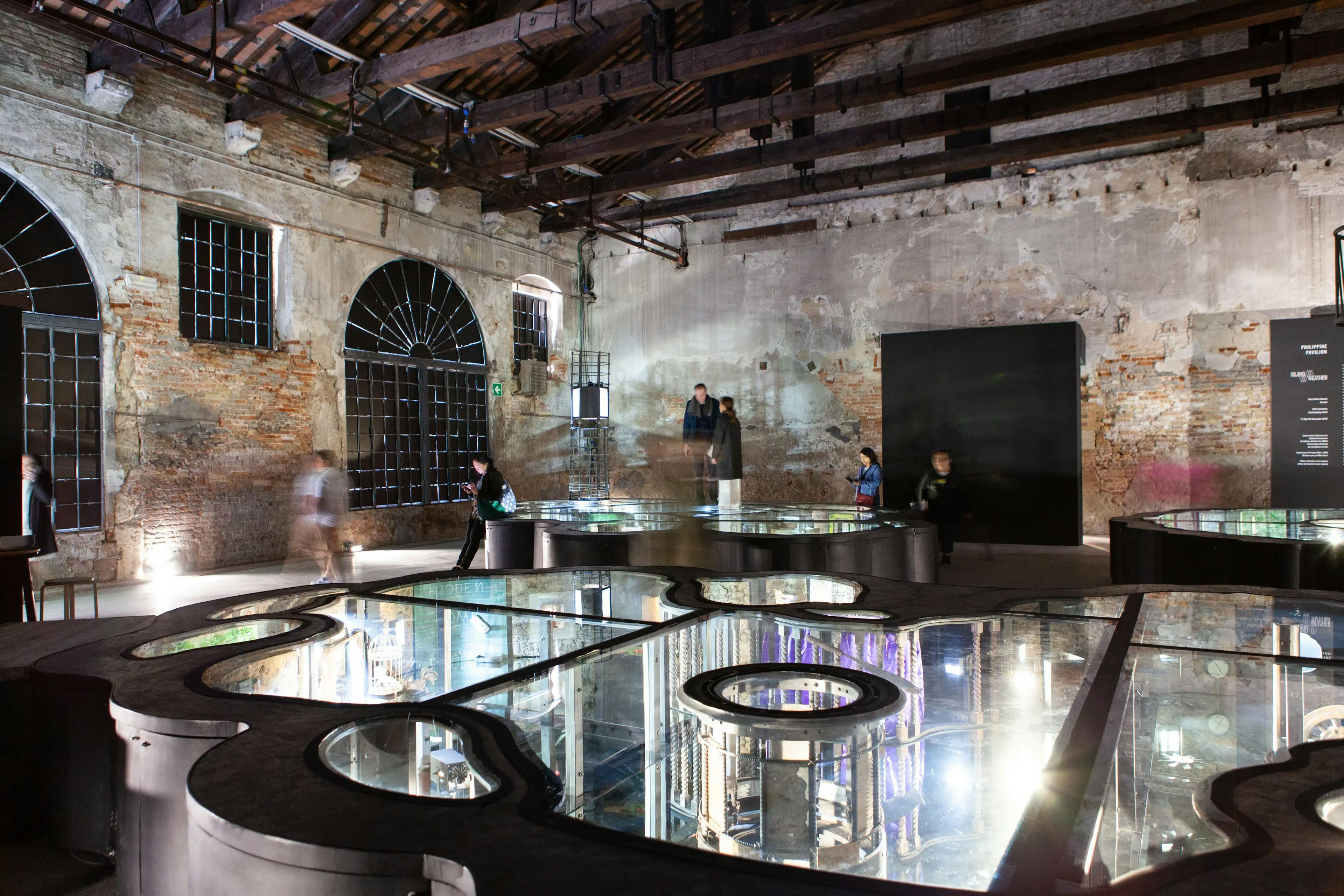 Pubblico in visita di una mostra d'arte