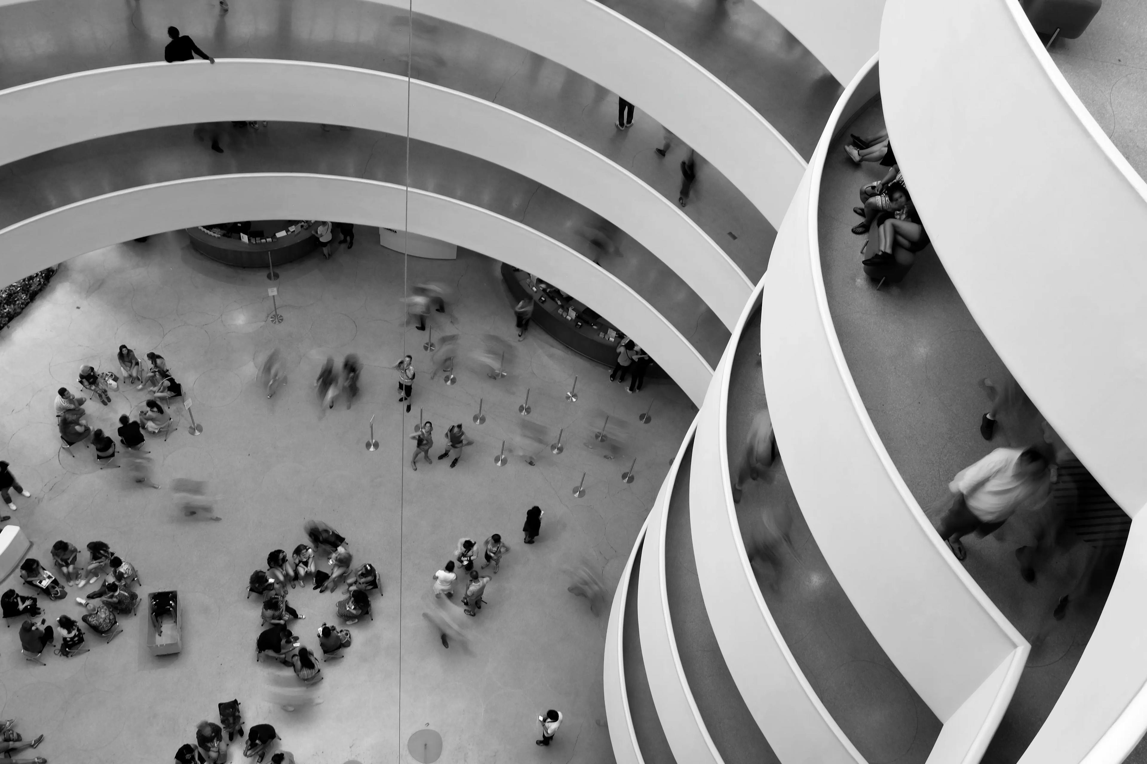 Persone in visita presso il museo Solomon R. Guggenheim di New York