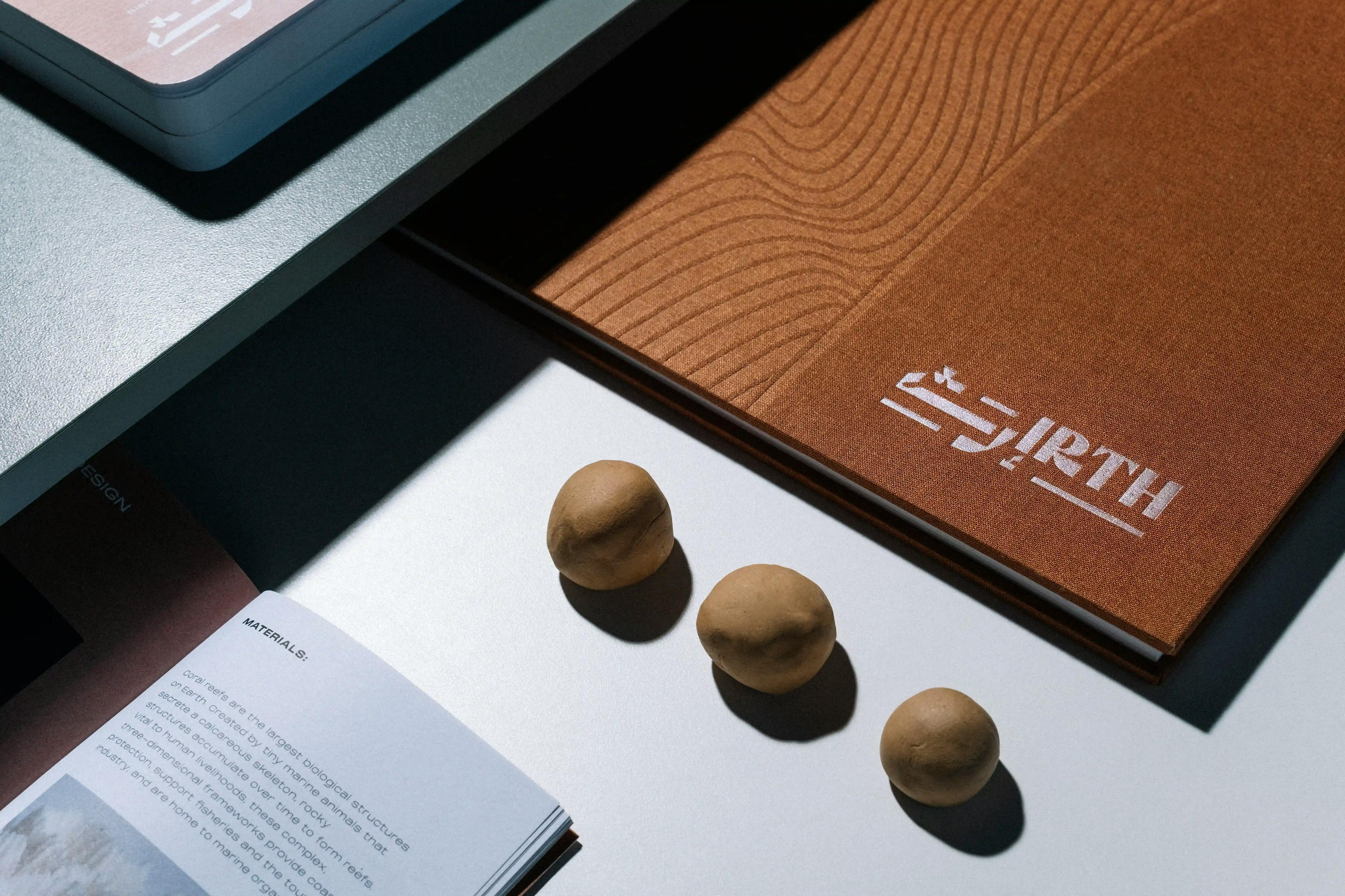 Catalogo e altri gadget personalizzati per una mostra d'arte
