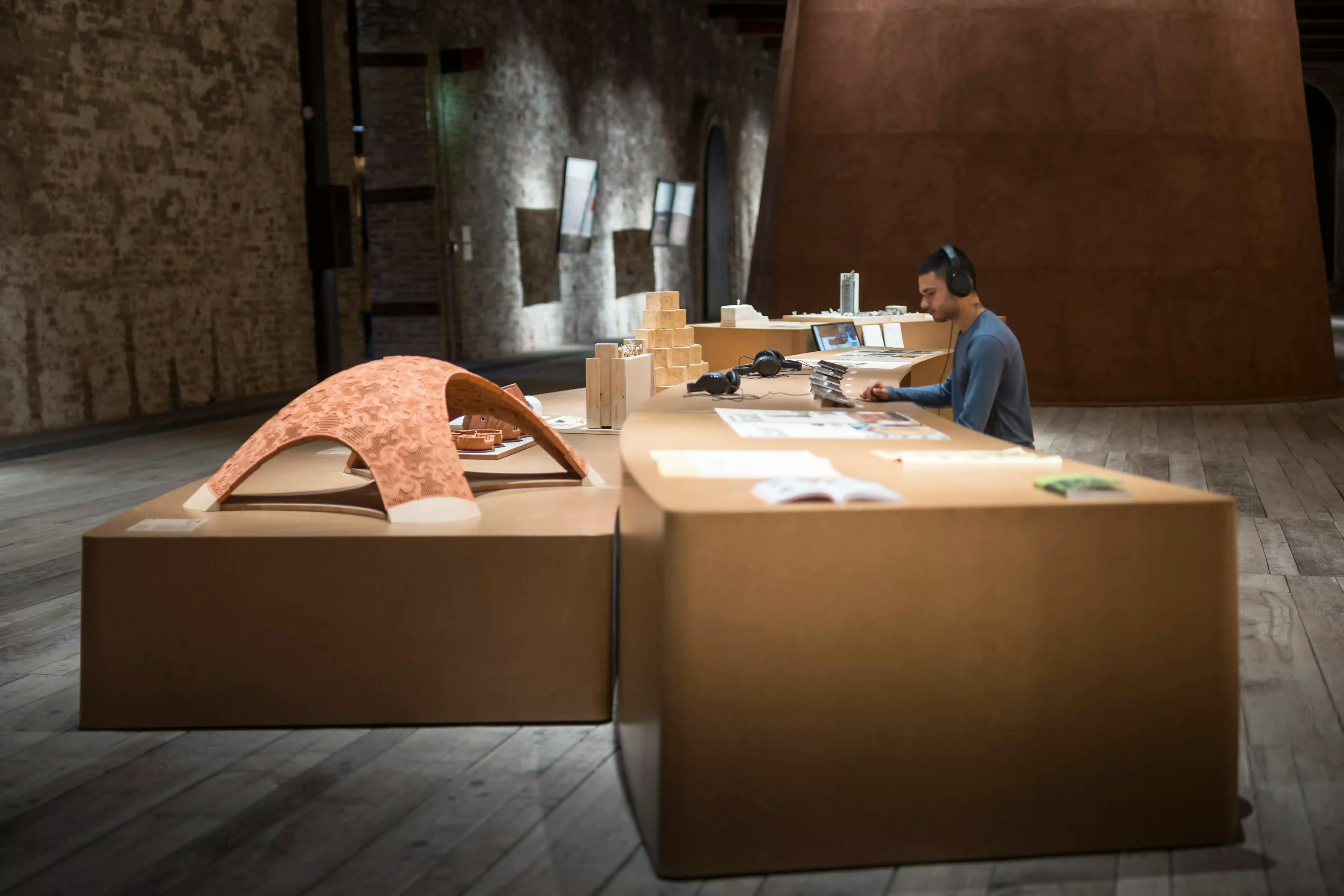 Vista complessiva dell'installazione prodotta e coordinata da We Exhibit per il Padiglione Turchia alla Biennale di Venezia 2025