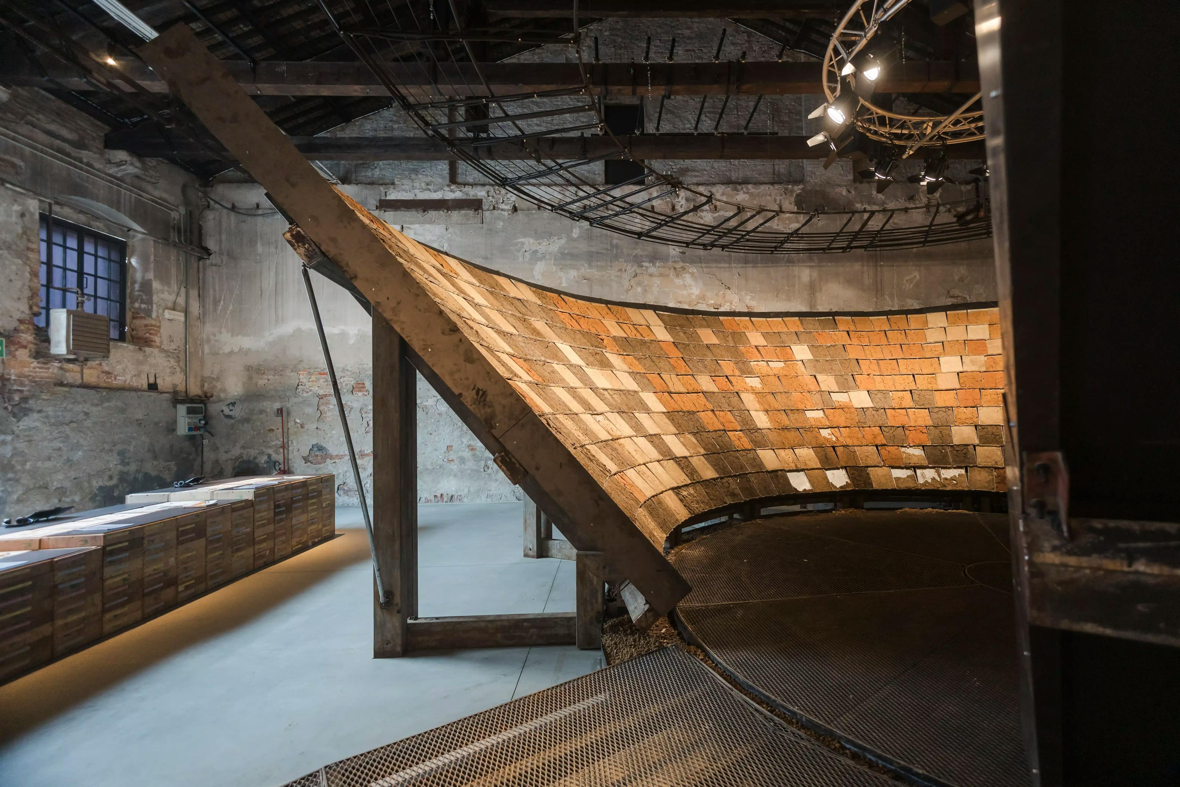 Vista parziale dell'installazione prodotta da We Exhibit per la mostra del padiglione Filippine alla Biennale Architettura 2025.