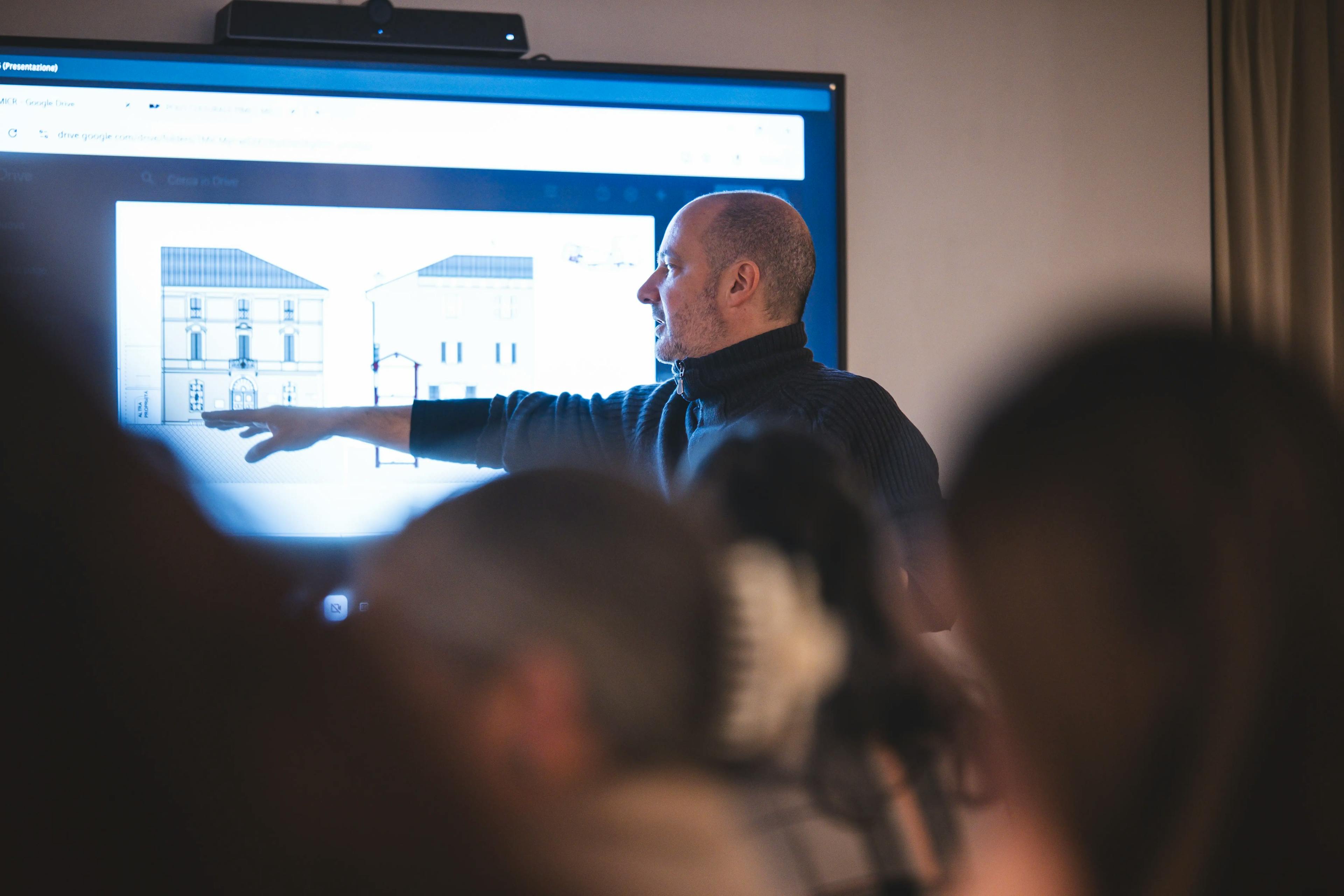 Corso Progettare per le persone: allestimenti accessibili, organizzato da We Exhibit e curato da Maria Chiara Ciaccheri. I partecipanti assistono all'intervento del professionista Matteo Schubert tenuto in Fondazione Querini Stampalia.