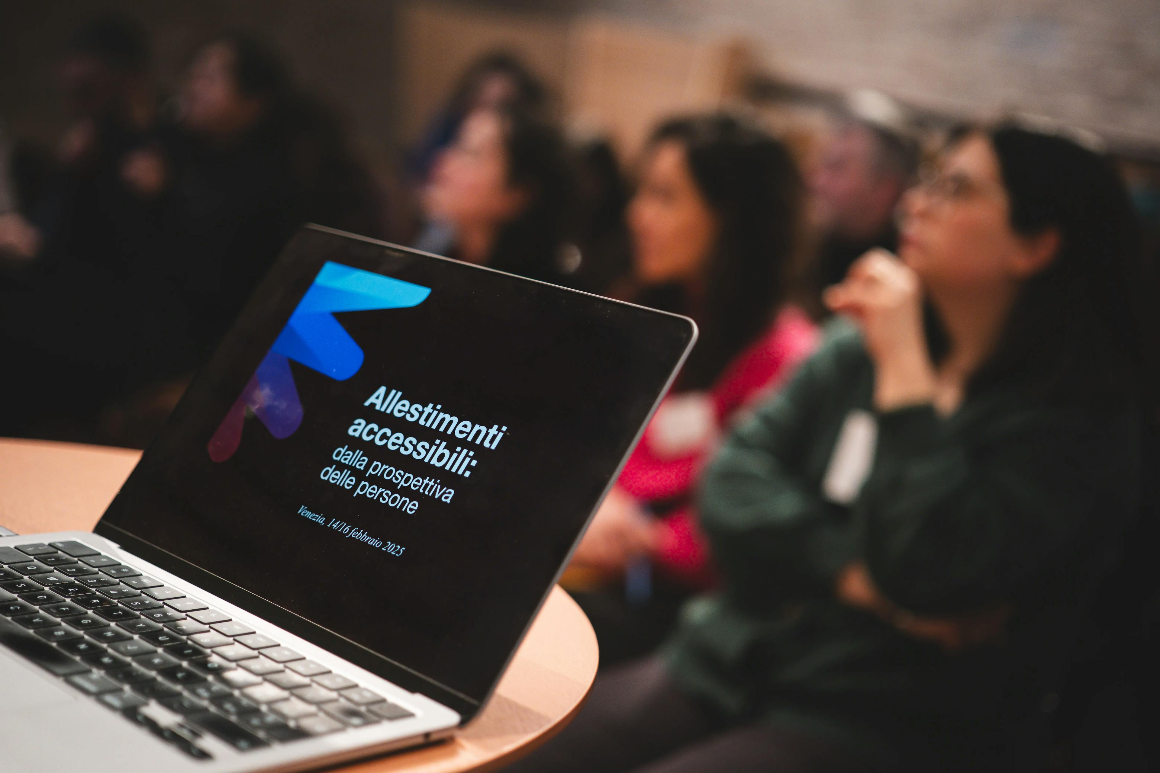 Corso Progettare per le persone: allestimenti accessibili, organizzato da We Exhibit e curato da Maria Chiara Ciaccheri. Focus sulla slide introduttiva del corso nel primo giorno.