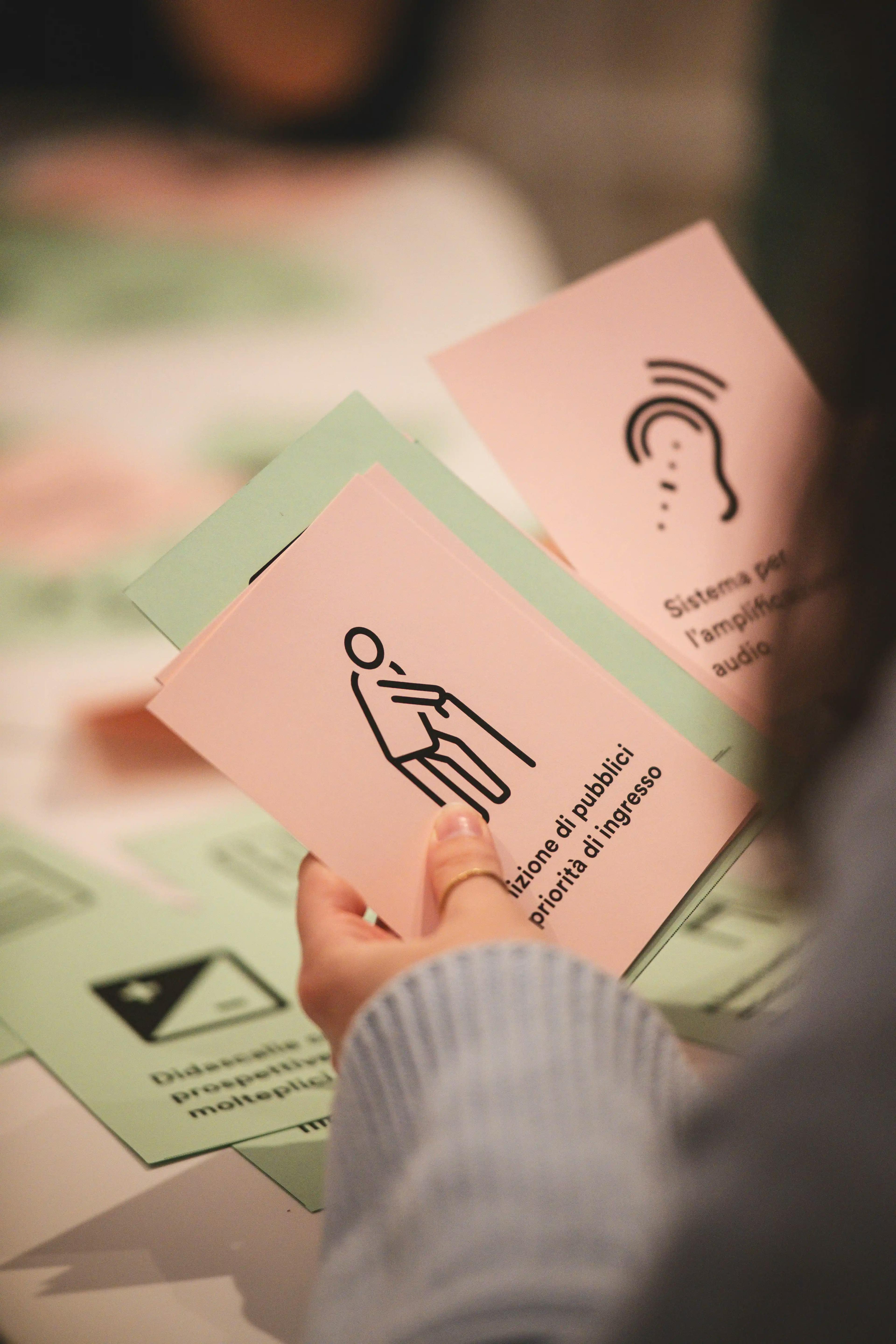 Corso Progettare per le persone: allestimenti accessibili, organizzato da We Exhibit e curato da Maria Chiara Ciaccheri. I partecipanti lavorano in gruppo a un esercizio con delle schede sull'accessibilità.