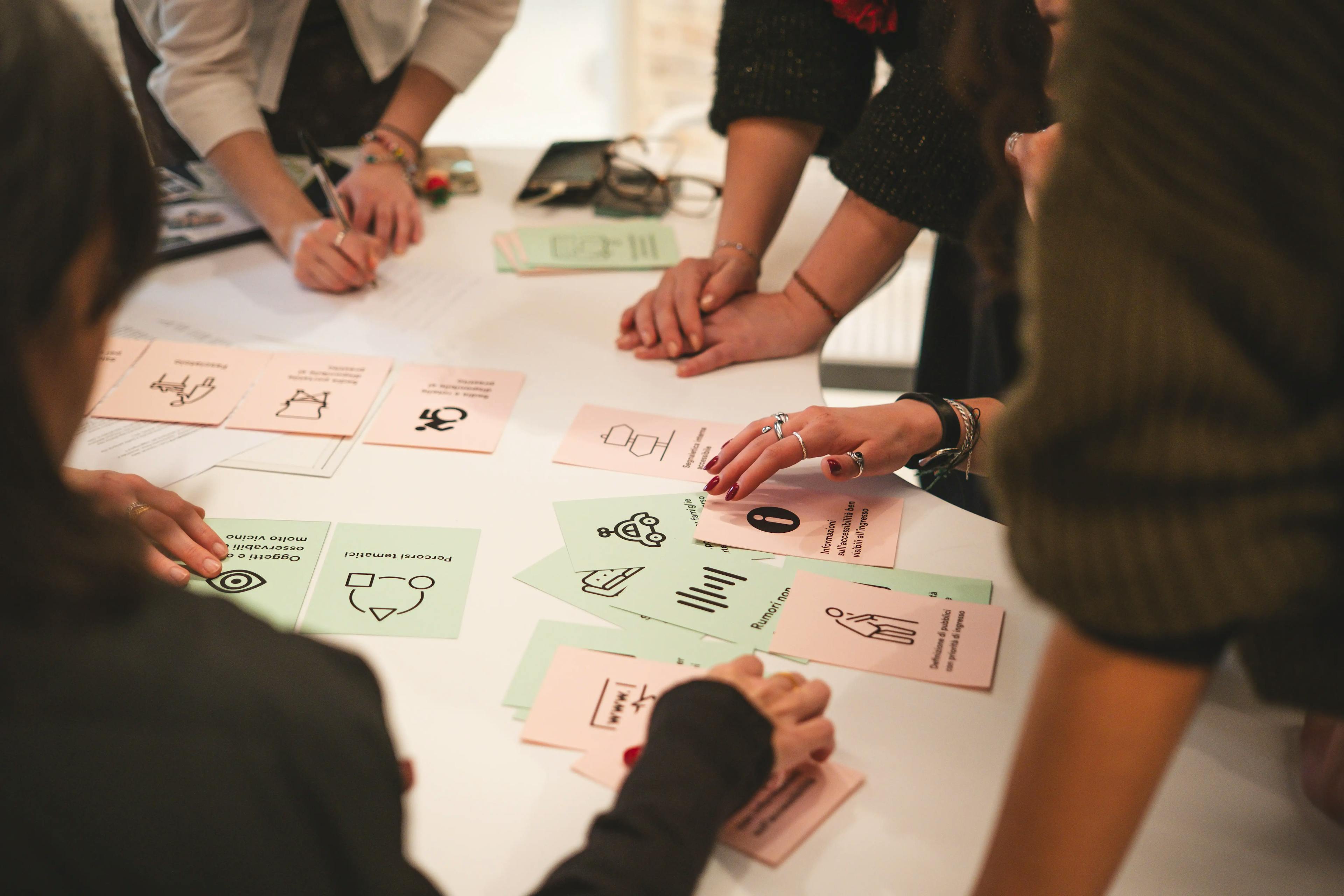 Corso Progettare per le persone: allestimenti accessibili, organizzato da We Exhibit e curato da Maria Chiara Ciaccheri. I partecipanti lavorano in gruppo a un esercizio con delle schede sull'accessibilità.