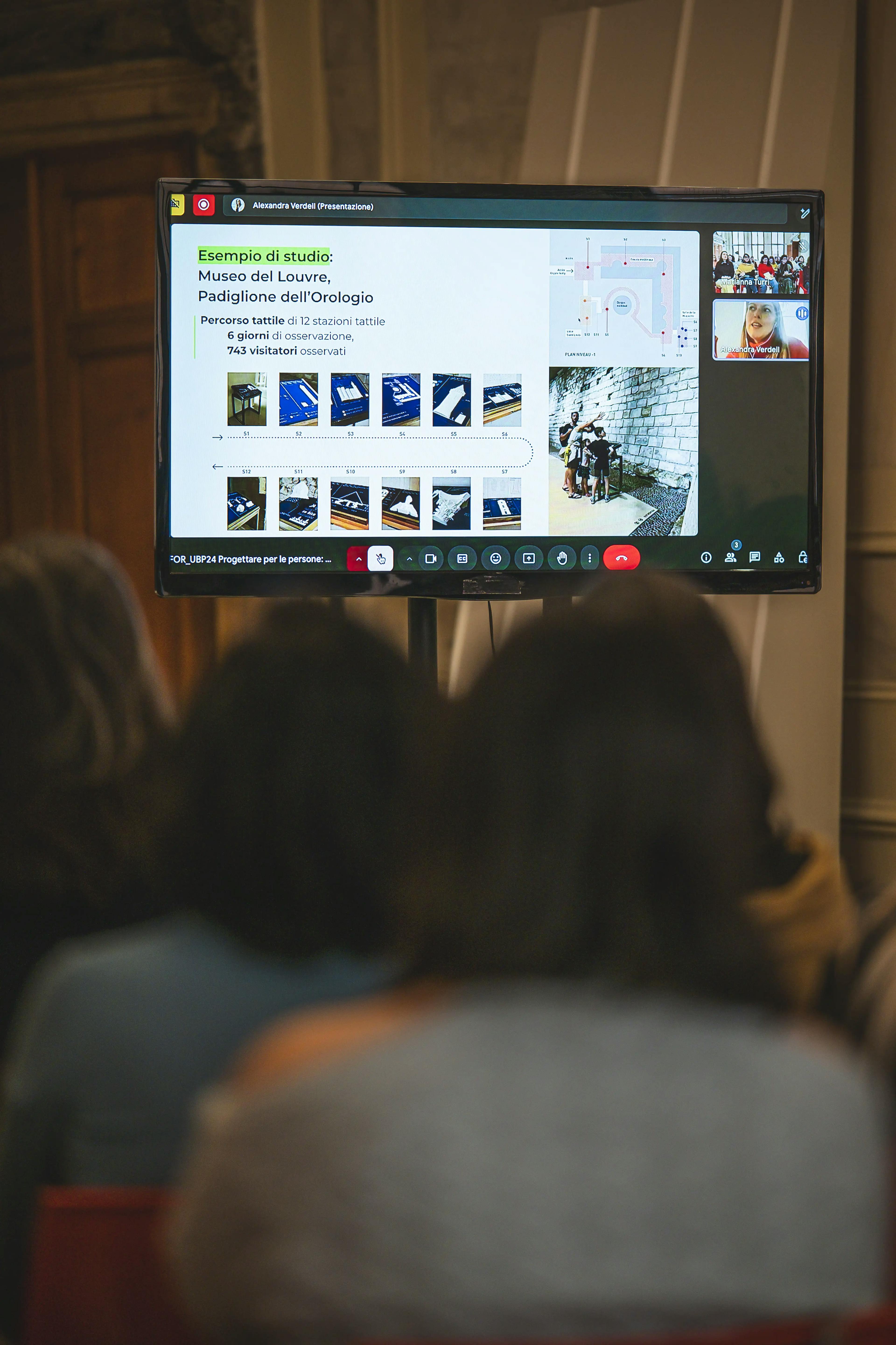 Corso Progettare per le persone: allestimenti accessibili, organizzato da We Exhibit e curato da Maria Chiara Ciaccheri. I partecipanti assistono all'intervento online della professionista Alexandra Verdeil.