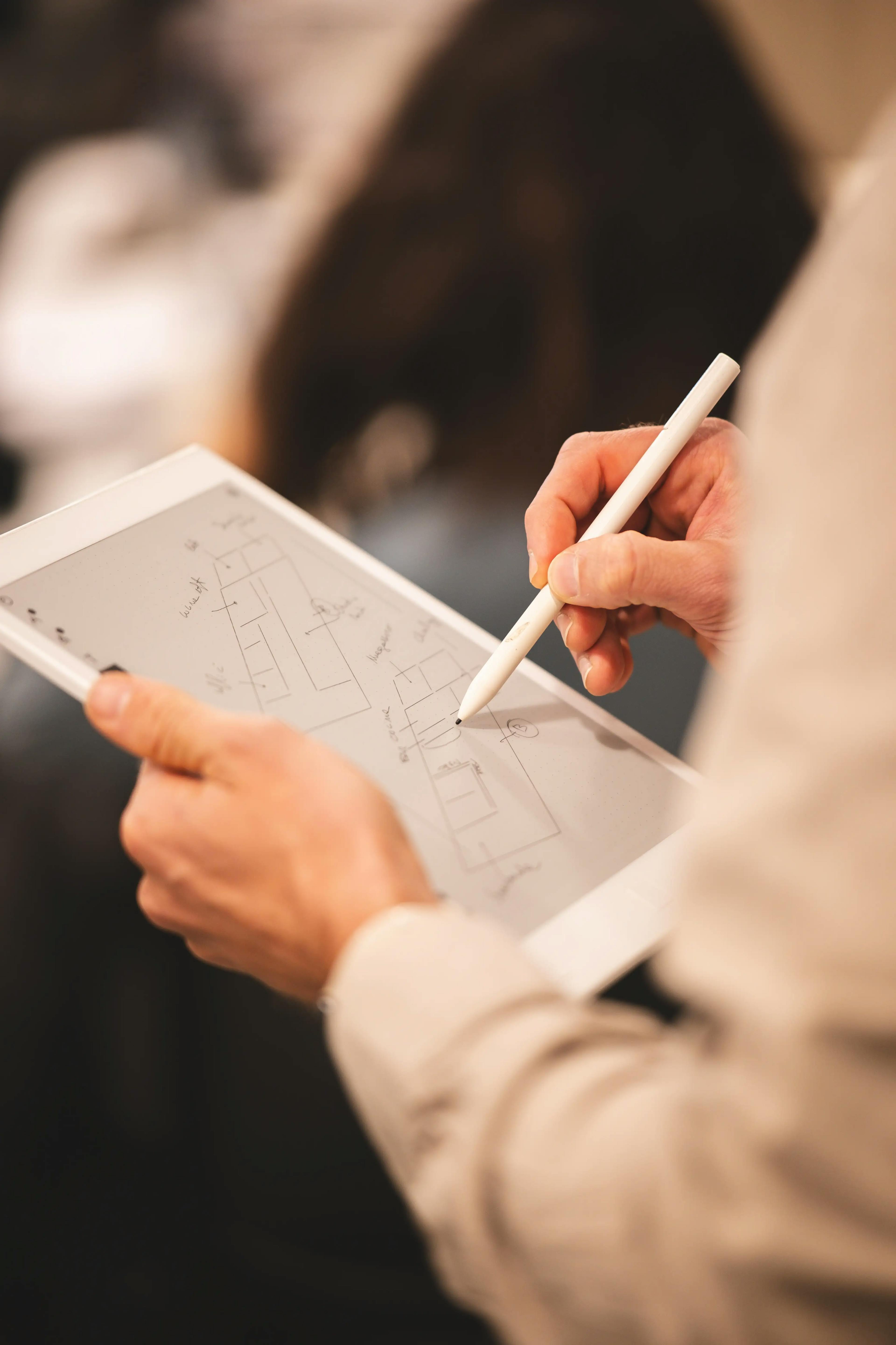 Corso Progettare per le persone: allestimenti accessibili, organizzato da We Exhibit e curato da Maria Chiara Ciaccheri. Uno dei partecipanti prende appunti.